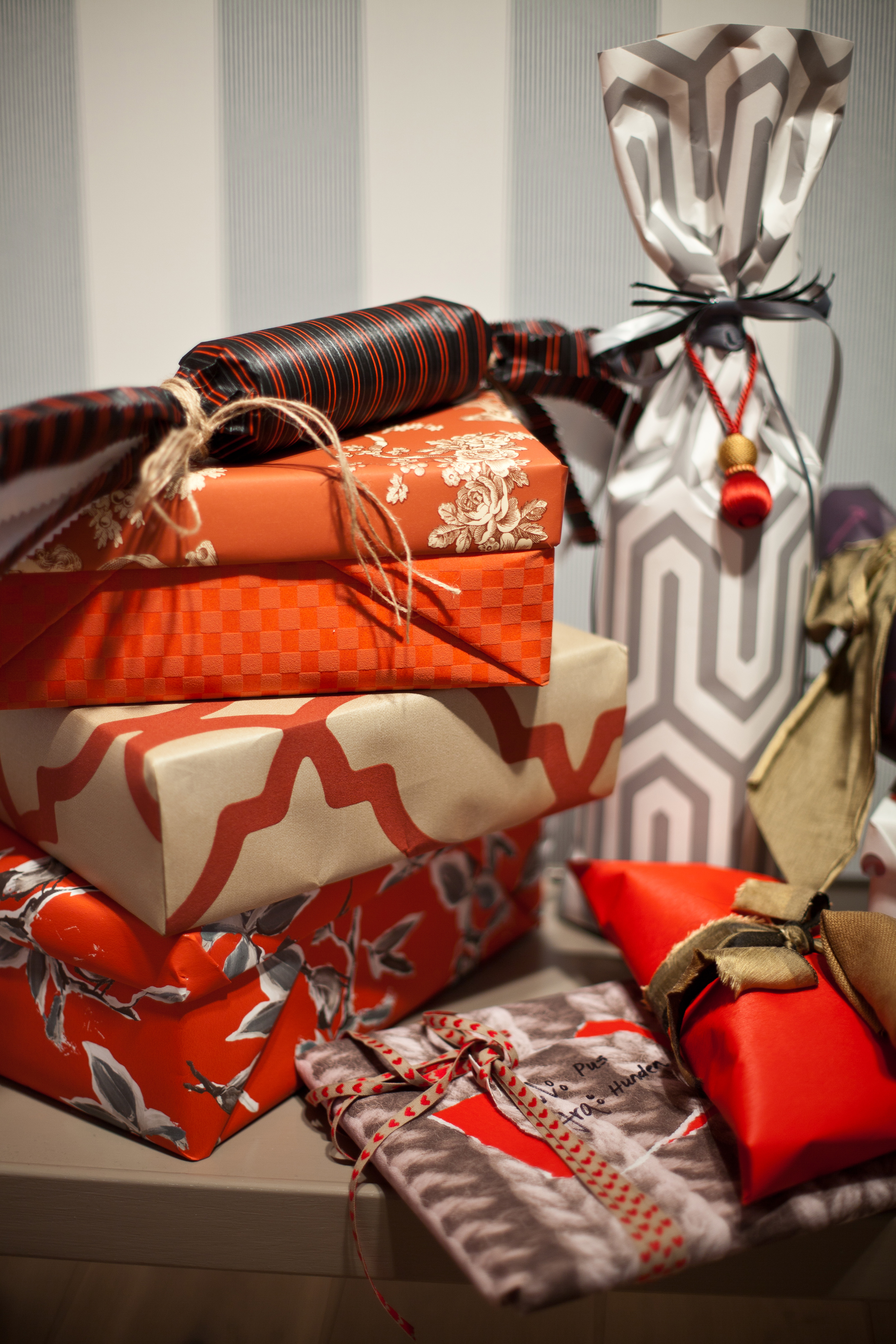 Pakk julegavene inn i tapetrester