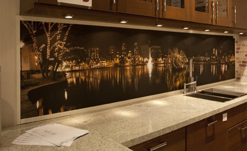 Inspirasjon Interiør har egne fototapeter til kjøkkenet. Og tapet bak vasken er intet problem.