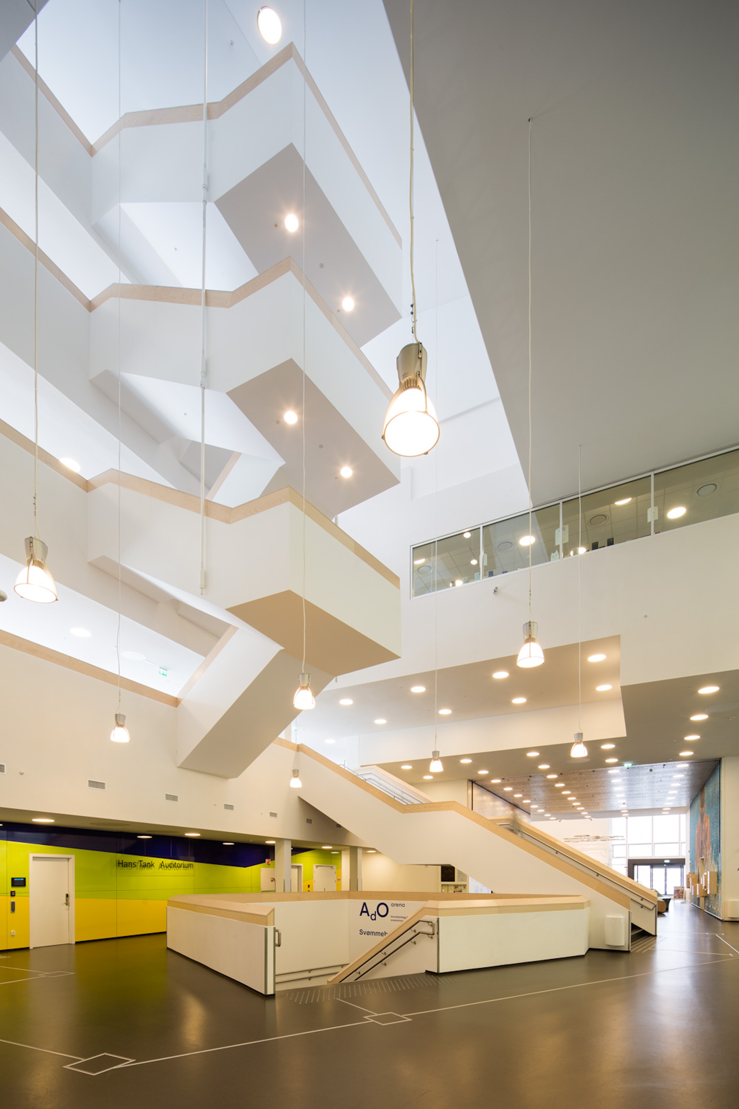 GEOMETRI: Innvendig er arkitekturen luftig, med komplekse, geometriske mønstre. Designkonseptet er basert på geometriske former, overveiende lyse farger og naturlige materialer.