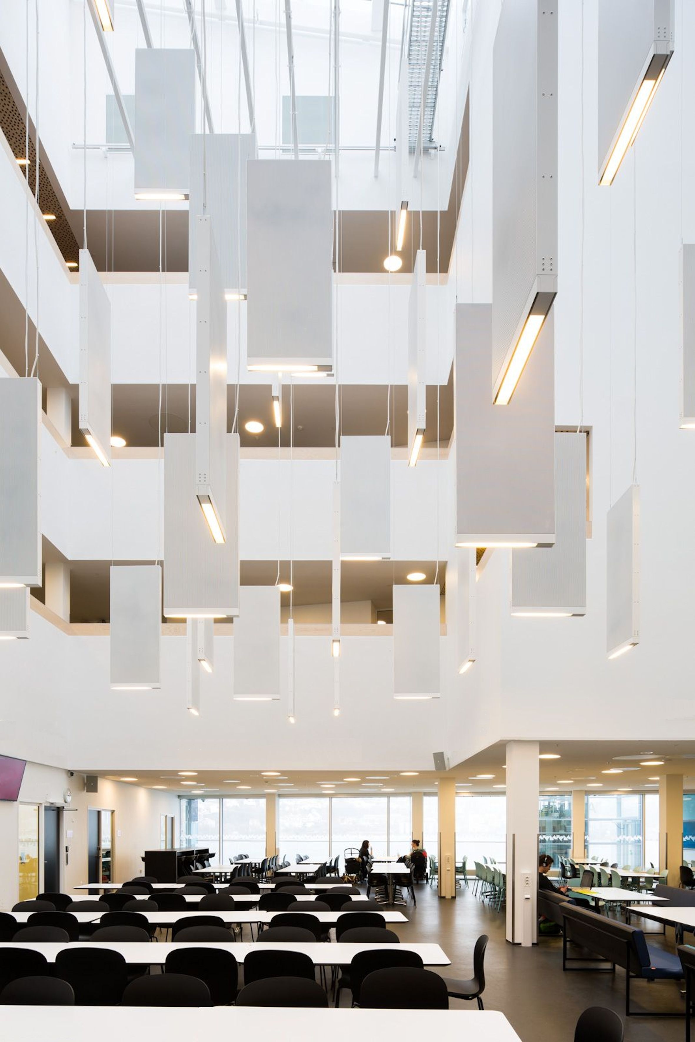 HØYT: Bygget har totalt 8 etasjer. Elevene flytter oppover i etasjene etterhvert som de begynner på et nytt trinn. Åpne atrier binder etasjene sammen, og får lokalene til å føles større.