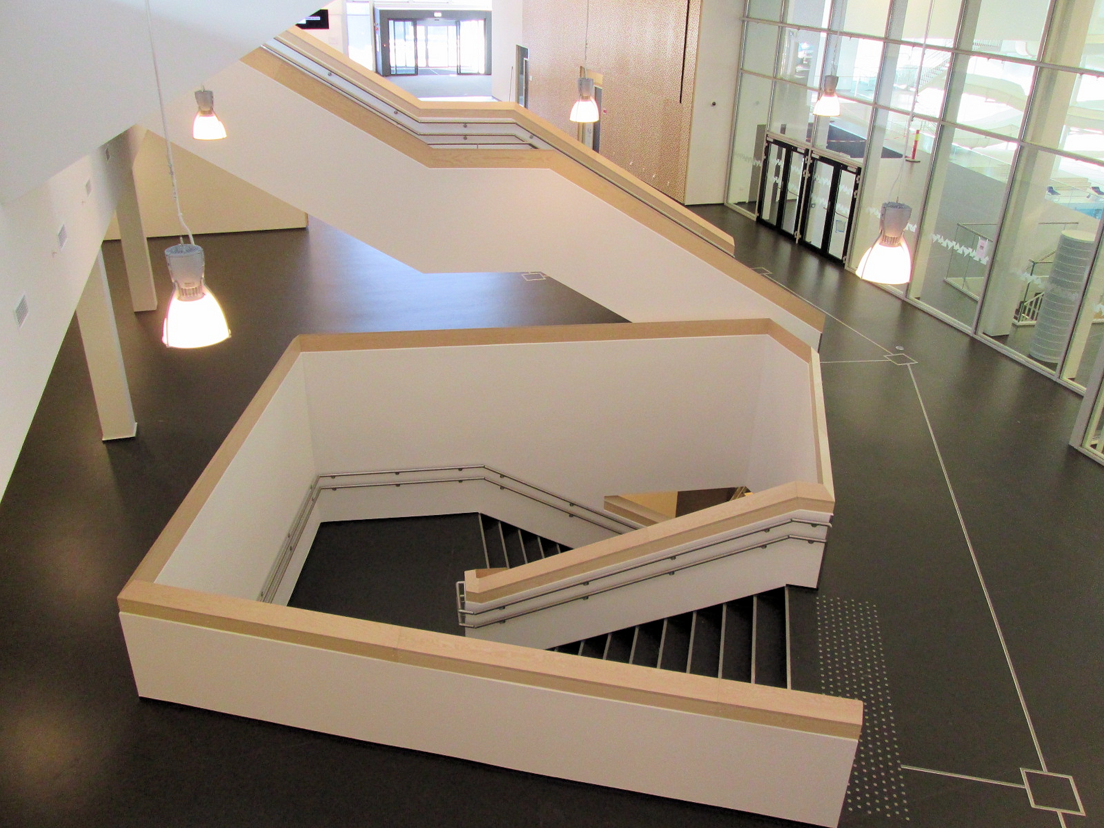 INNSYN: Store glassvegger gir innsyn til svømmeanlegget fra fellesarealene