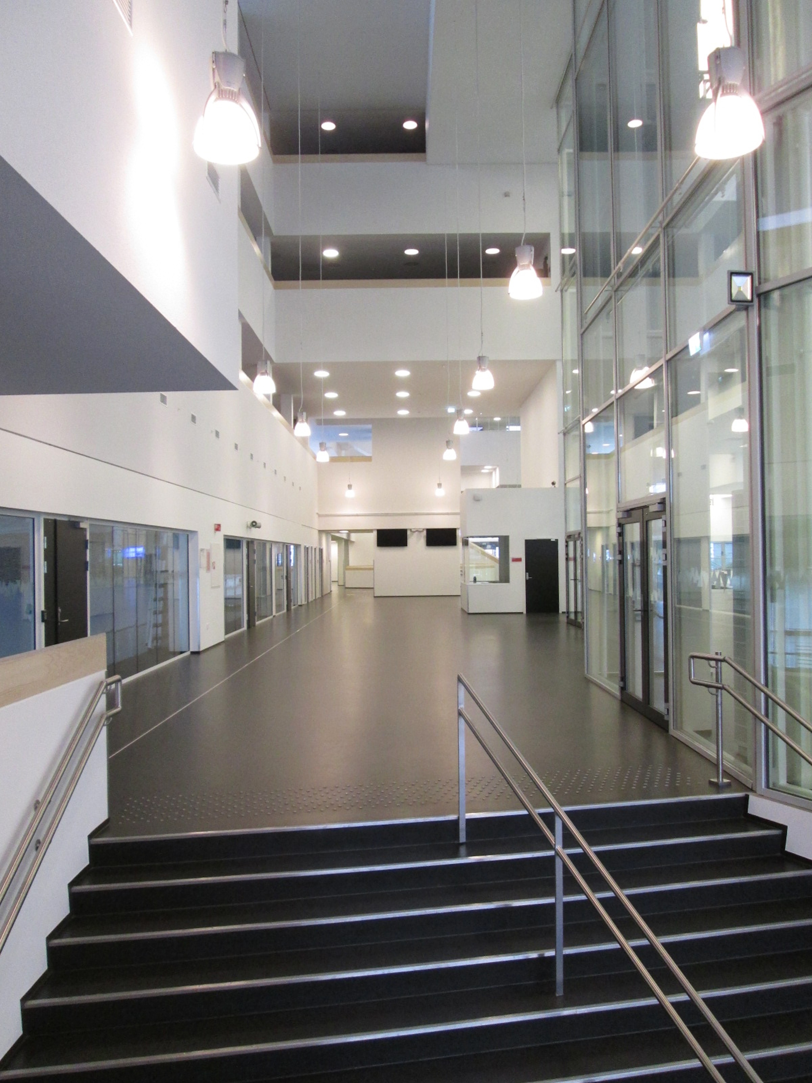 RENT: Skolebygg stiller høye krav til gulvet. Med sin LPX-finish er Lino Art Star Linoleum fra DLW ekstra enkelt å rengjøre og vedlikeholde.