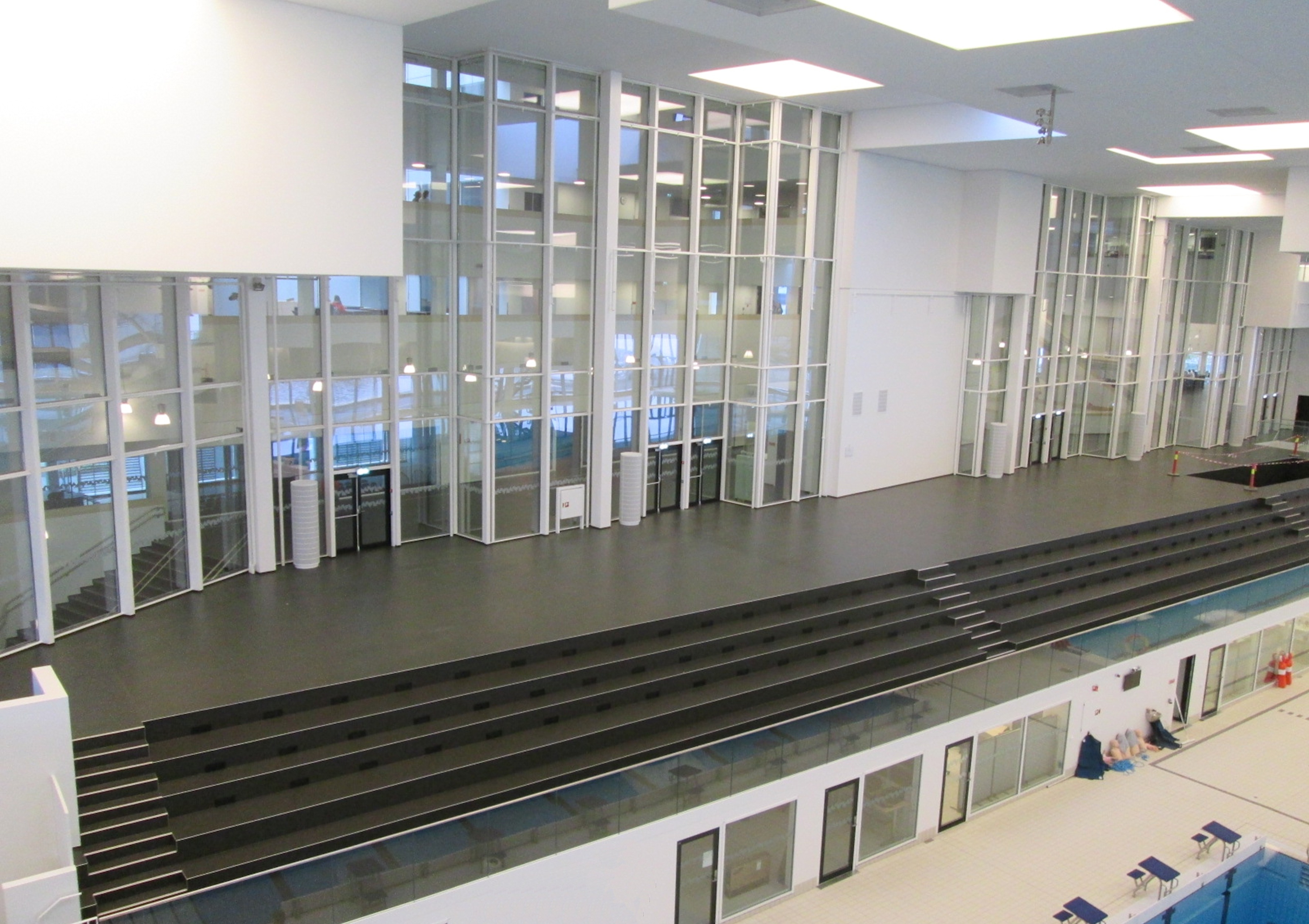 HYGIENE: Svømmeanlegget er direkte knyttet til skolebygningen, og synlig gjennom den høye glassveggen. Det er lagt DLW linoleum på tribunen og i de tørre sonene. Gulvet har en bakteriehemmende effekt på grunn av sine naturlige komponenter som brems