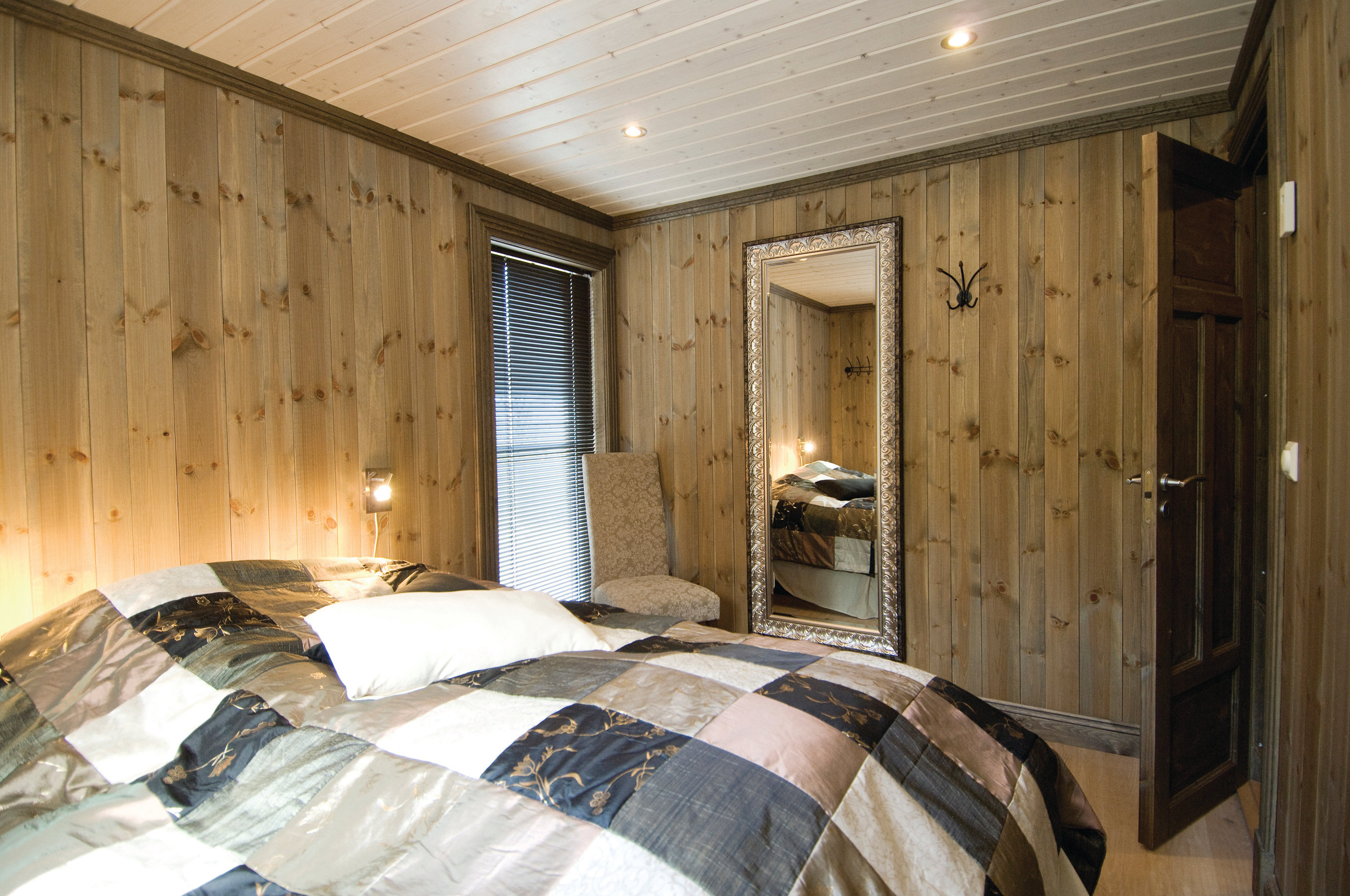 BESKYTTELSE: Transparent interiørbeis brukes for å gi farge til treet på dører, vinduer og paneler. Med et lag usynlig lakk på toppen utsatte steder som vinduer og dører, trenger du ikke å være redd slitasje. (Foto: Tyrilin) 