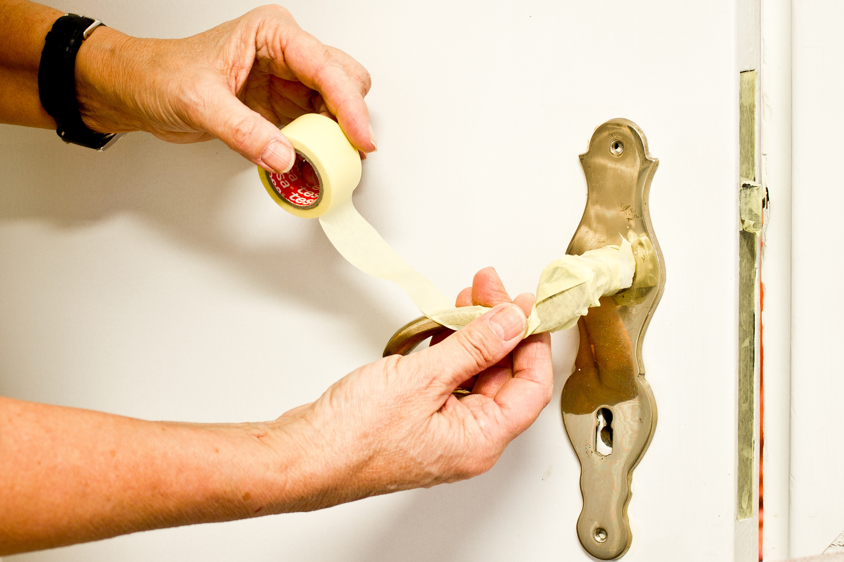 Unngå å søle maling på håndtak og låskasse. Bruk den kraftig gule tapen. Hvis håndtaket kan skrus av, er det å foretrekke.