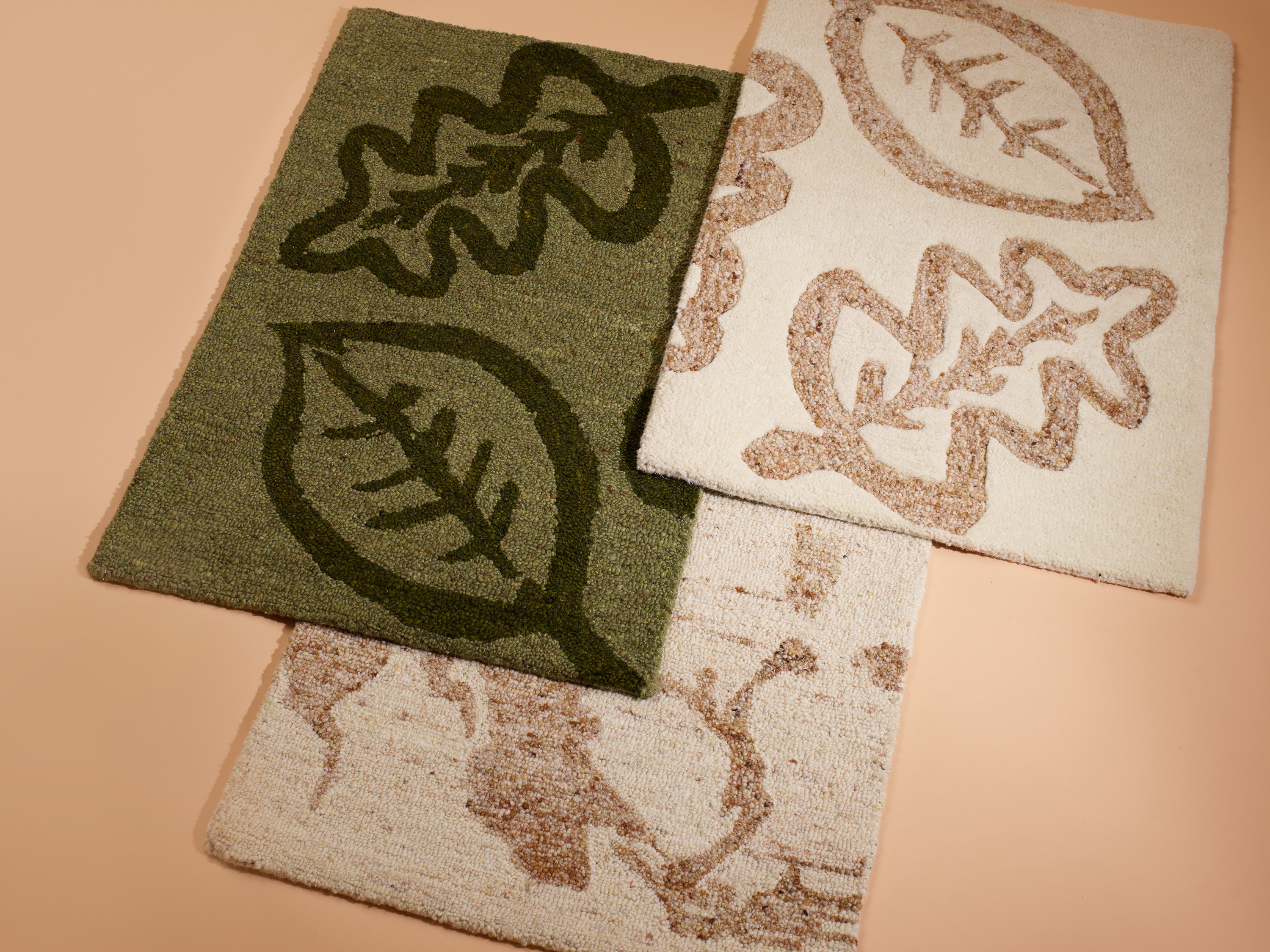 to dørmatter mot rosa bakgrunn