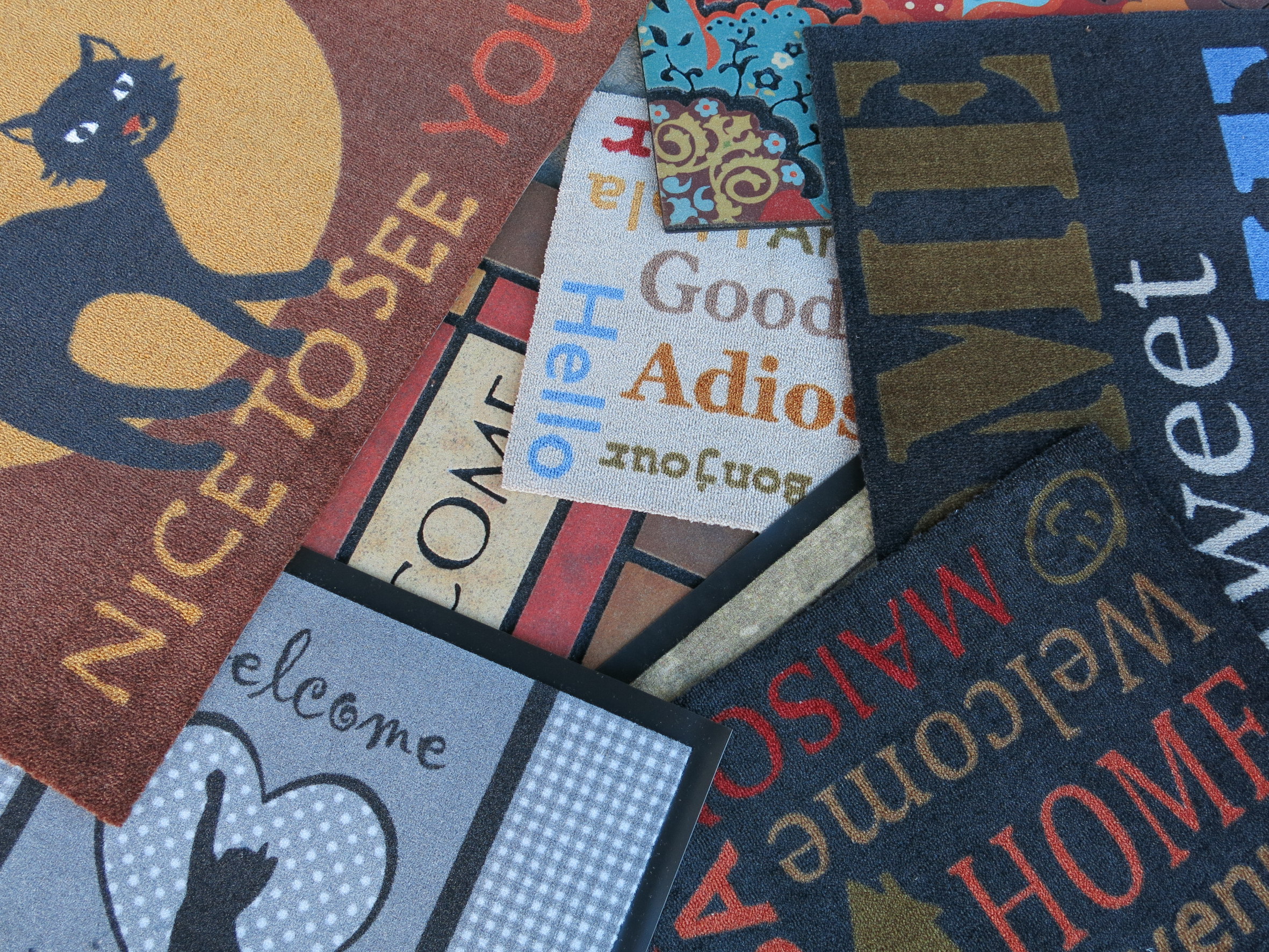 VELKOMMEN HJEM: En god dørmatte er mer enn en hyggelig velkomsthilsen. Den skal også fjerne smuss fra sko og støvler.