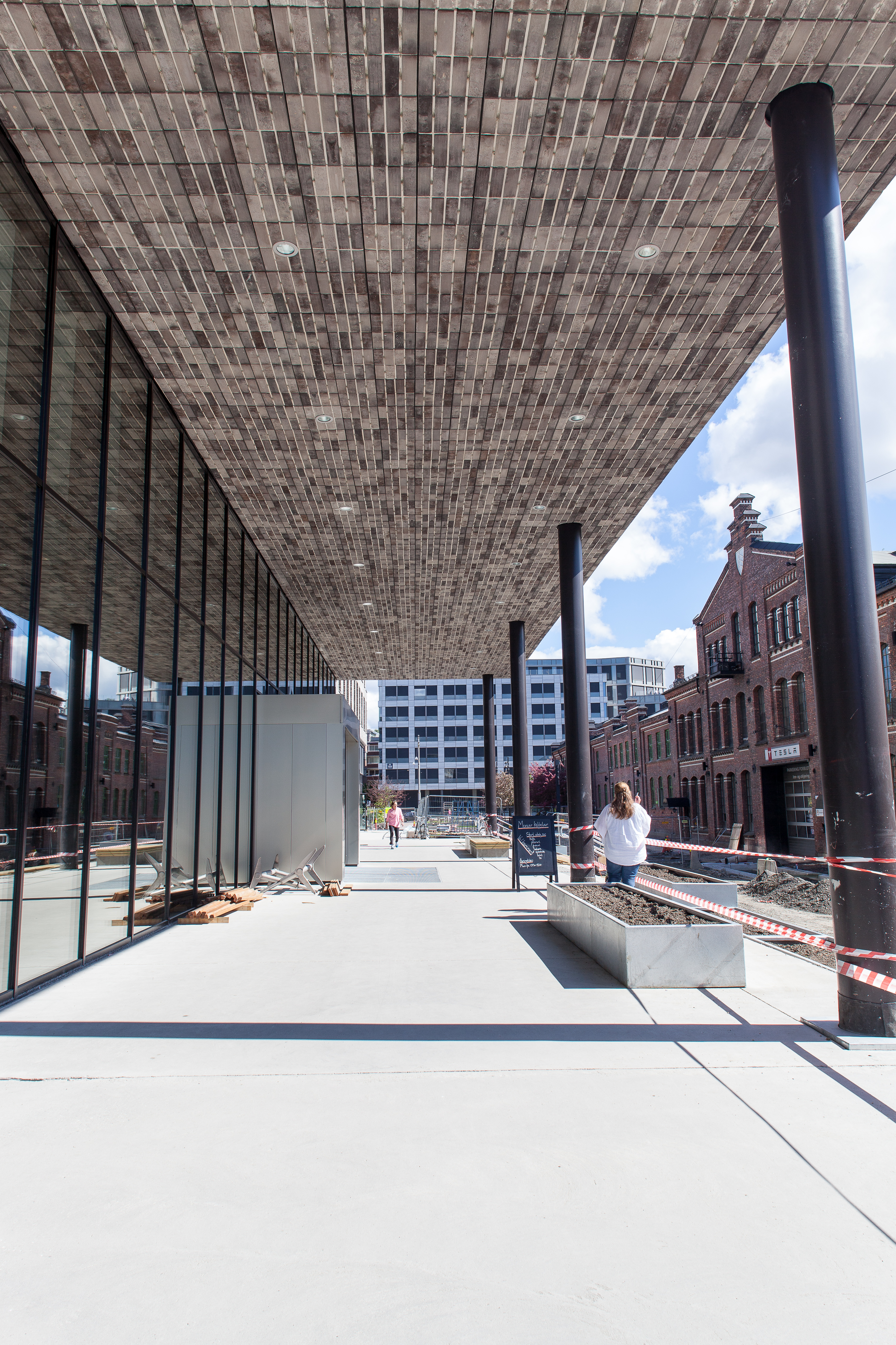 Det overbygde inngangspartiet har fått tak av spesialbrent teglstein.