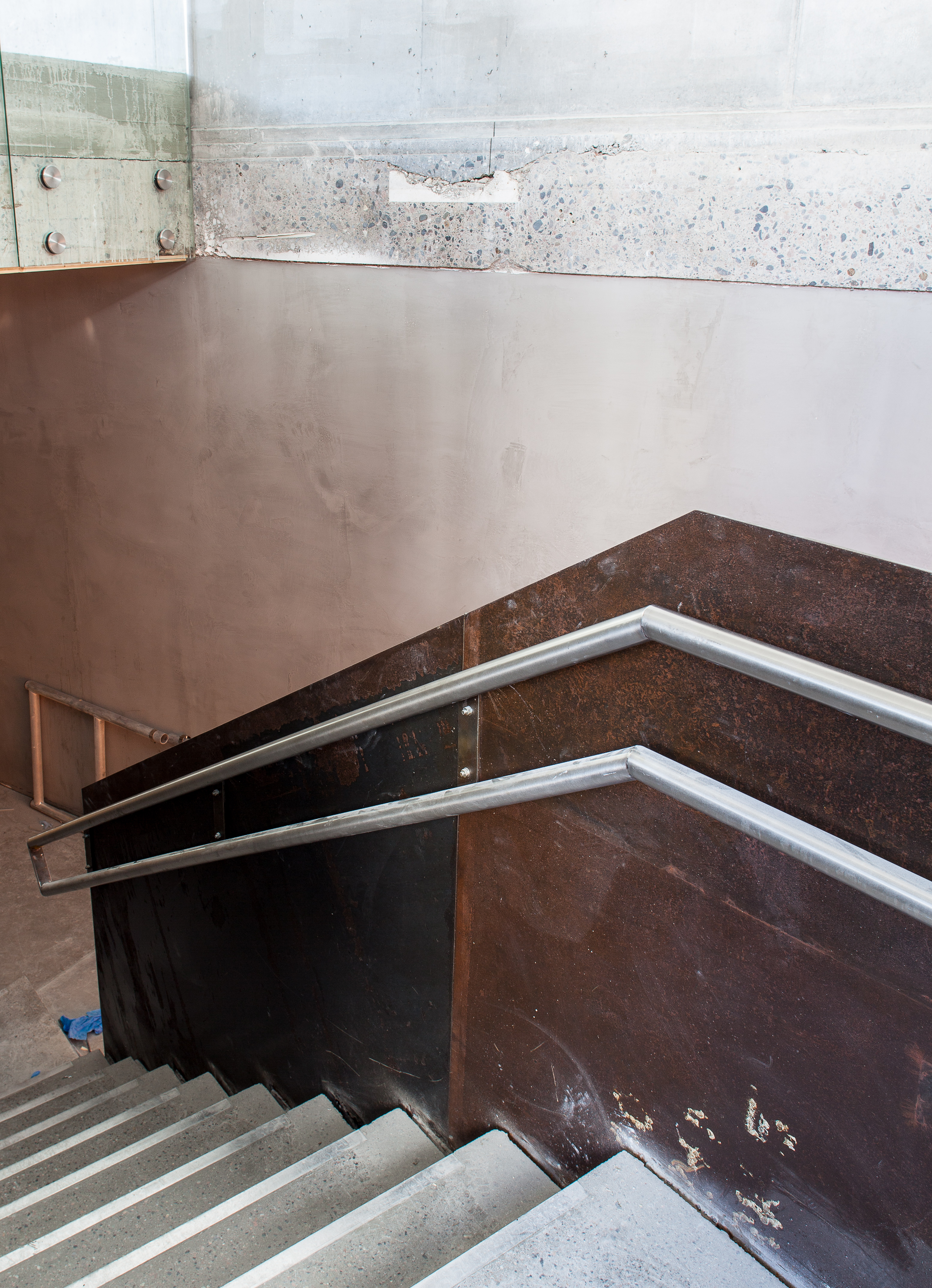 Leietaker til denne kjelleretasjen har bestilt så tøffe overflater som mulig, og har til og med dekket noen av veggene med Beton Cire for virkelig å understreke rå betong. 