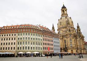Dagens Neumarkt i gamlebyen har gjenoppstått. Den nye Frauenkirche til høyre, en gang bare en ruinhaug. Og bygningsrekken er i en gjennomført klassisk stil slik det en gang var i Dresden. Det samme gjelder den elegante fargesettingen.