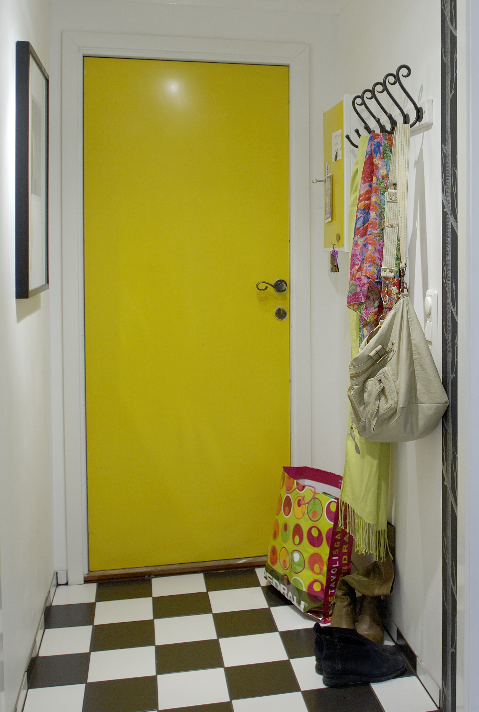 Gulmalt dør i gangen