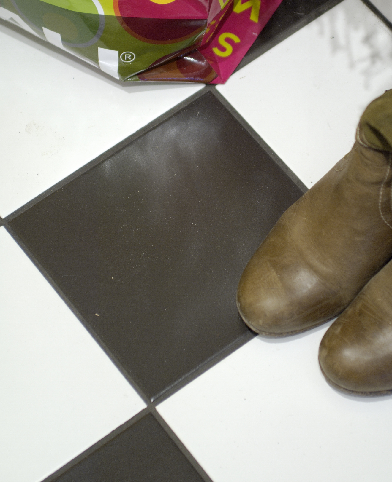 Fliser er praktisk når man tråkker inn med skitt og vann under føttene, og sort-hvitt er stilrent og tøft. 