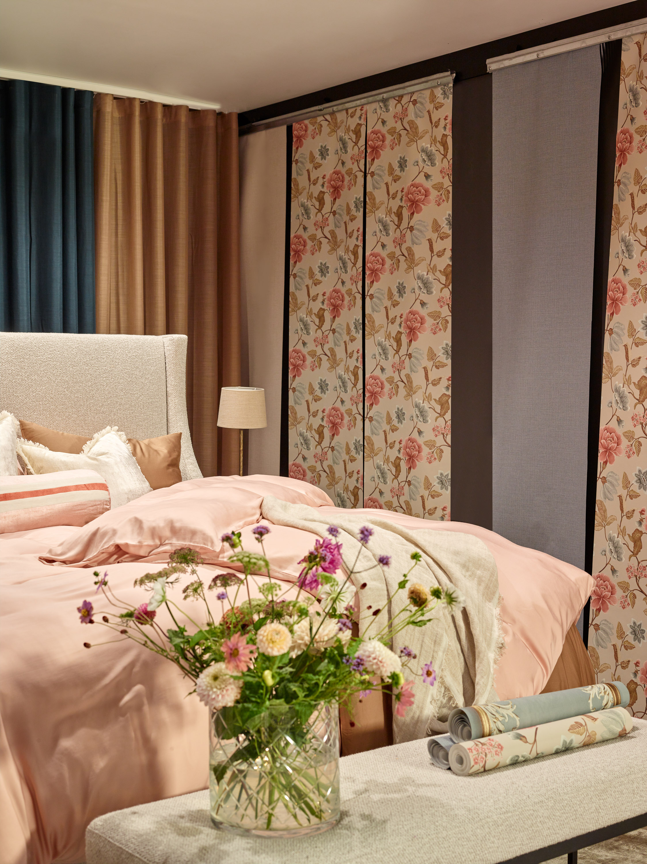 rom med blomstrete tapet