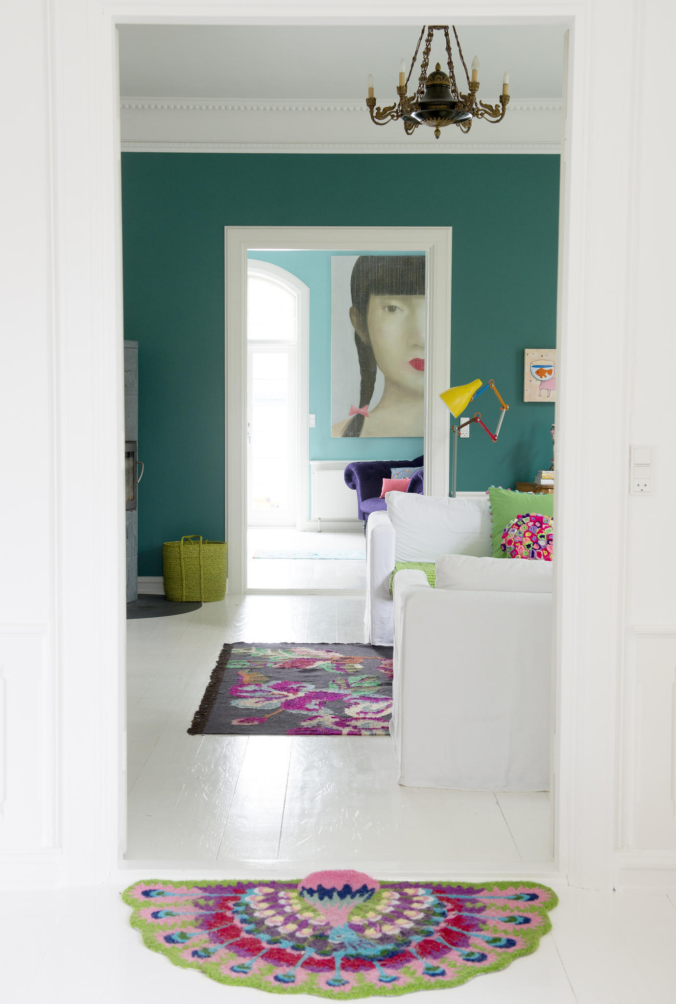 HVIT BAKGRUNN: Her bugner det av farger, likevel virker helheten lys og harmonisk. Hemmeligheten ligger i mengden hvitt, den roer og demper de andre fargene. (Foto: NID/Nordsjö Idé og Design)