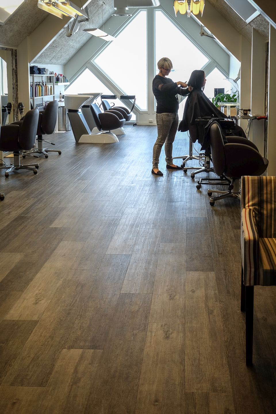 Både kiosken og frisøren har fått gulv fra Polyflor. 