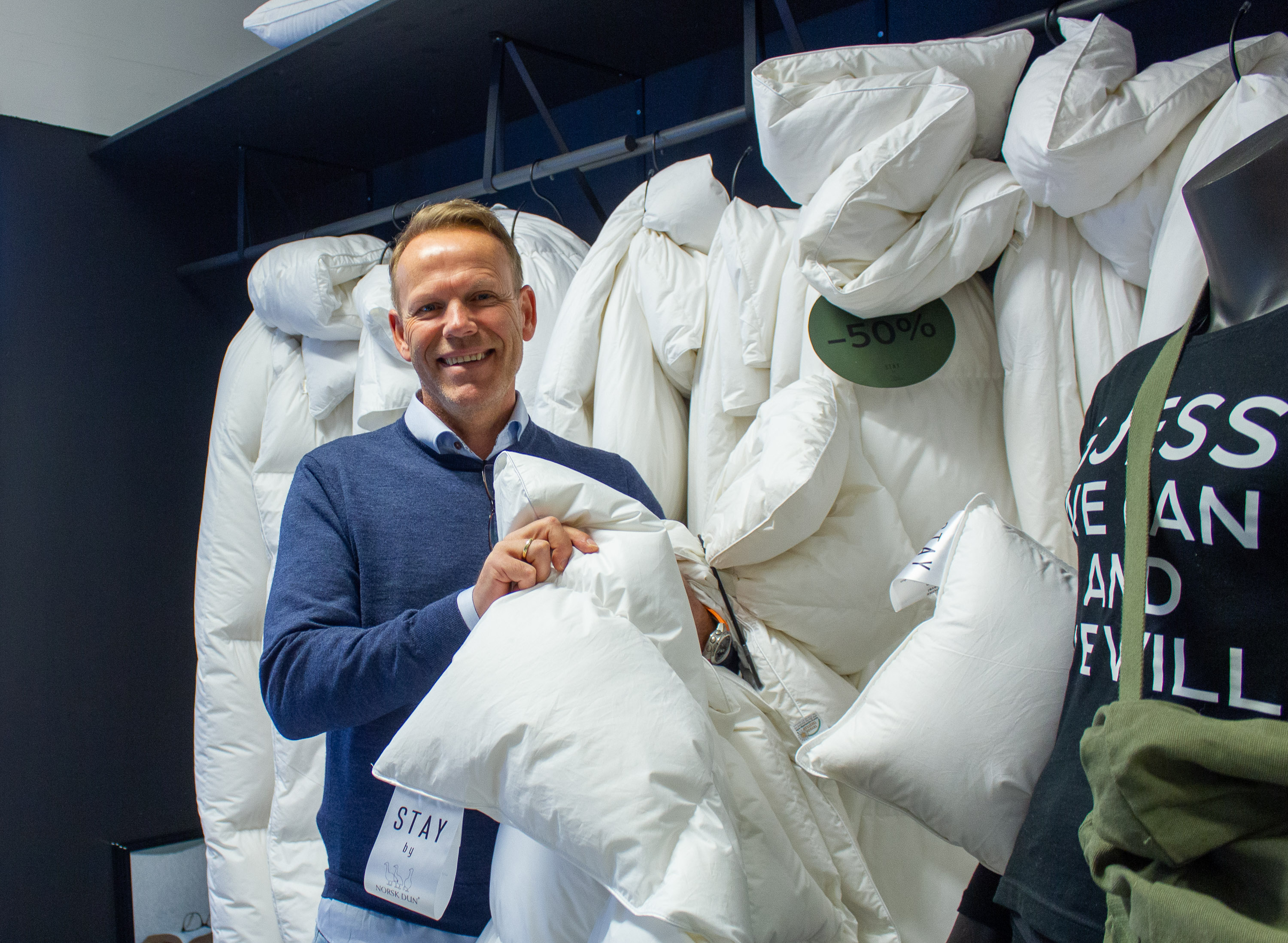 mann i blå genser ved dyner