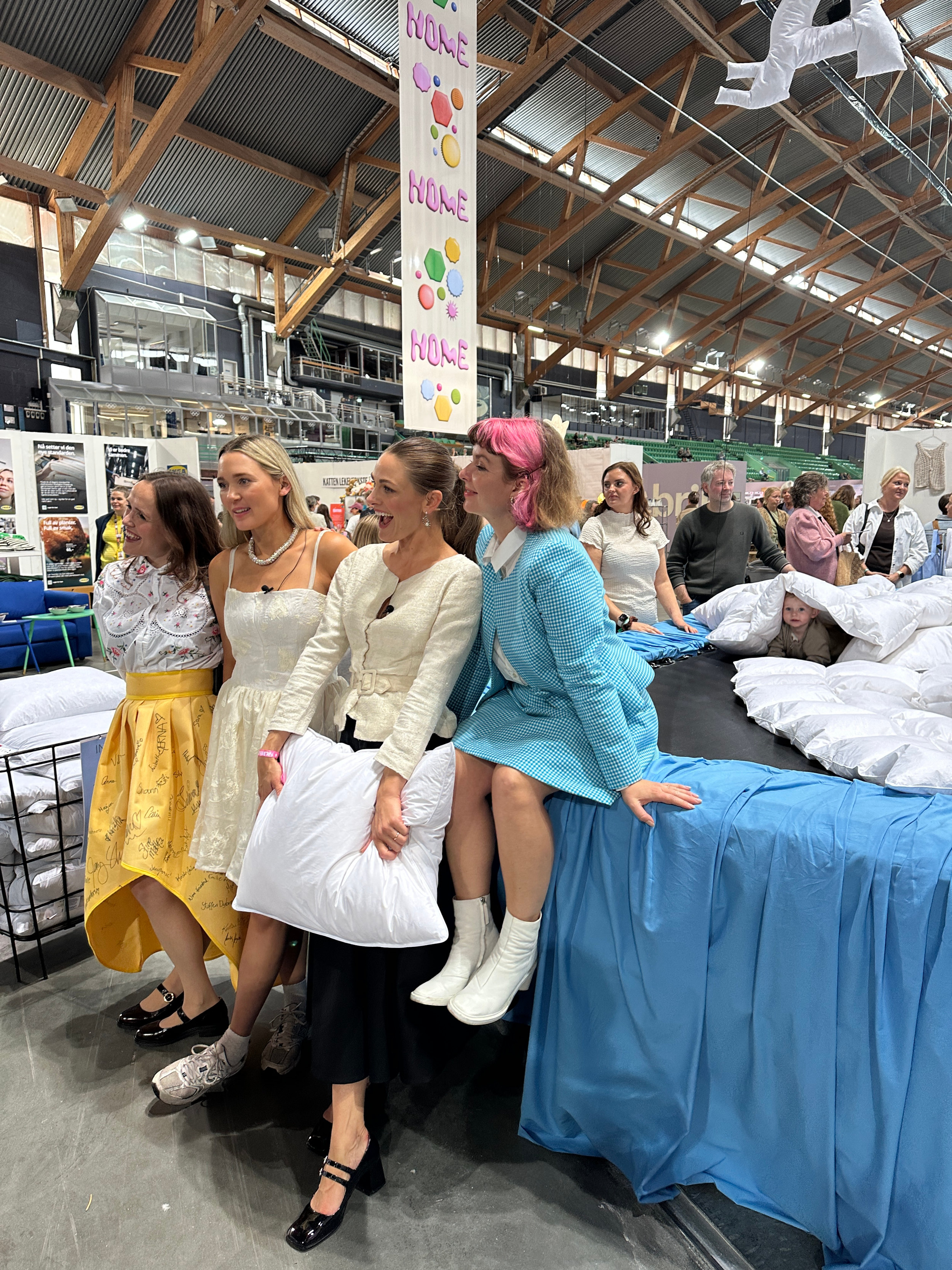 fire damer hall blå trampoline dyner