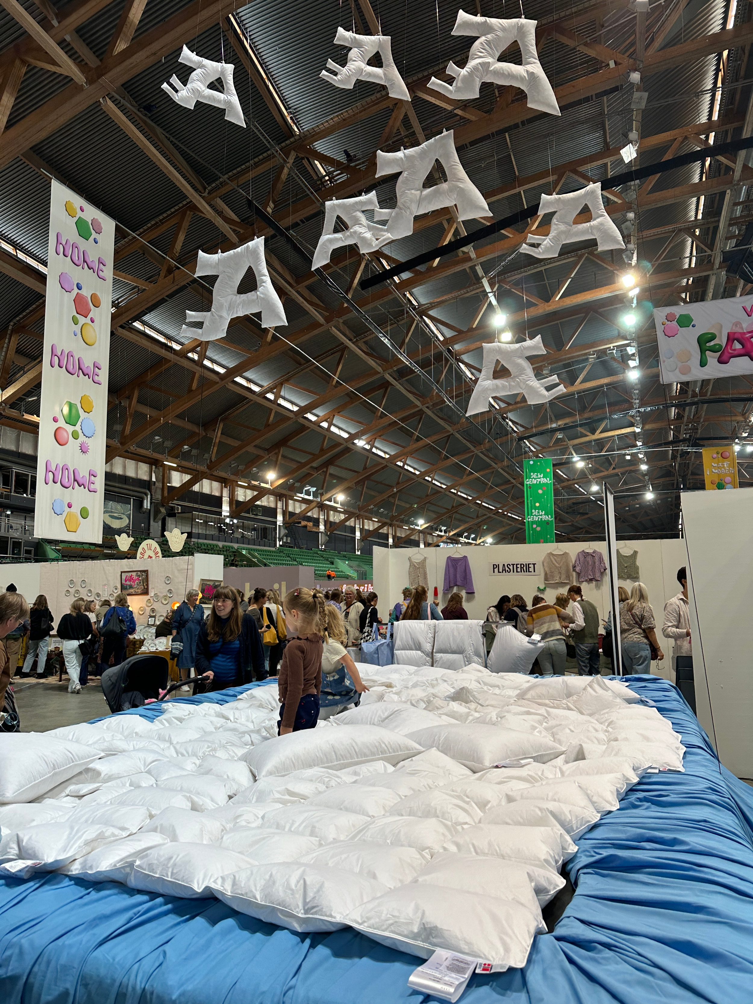 trampoline blått folk