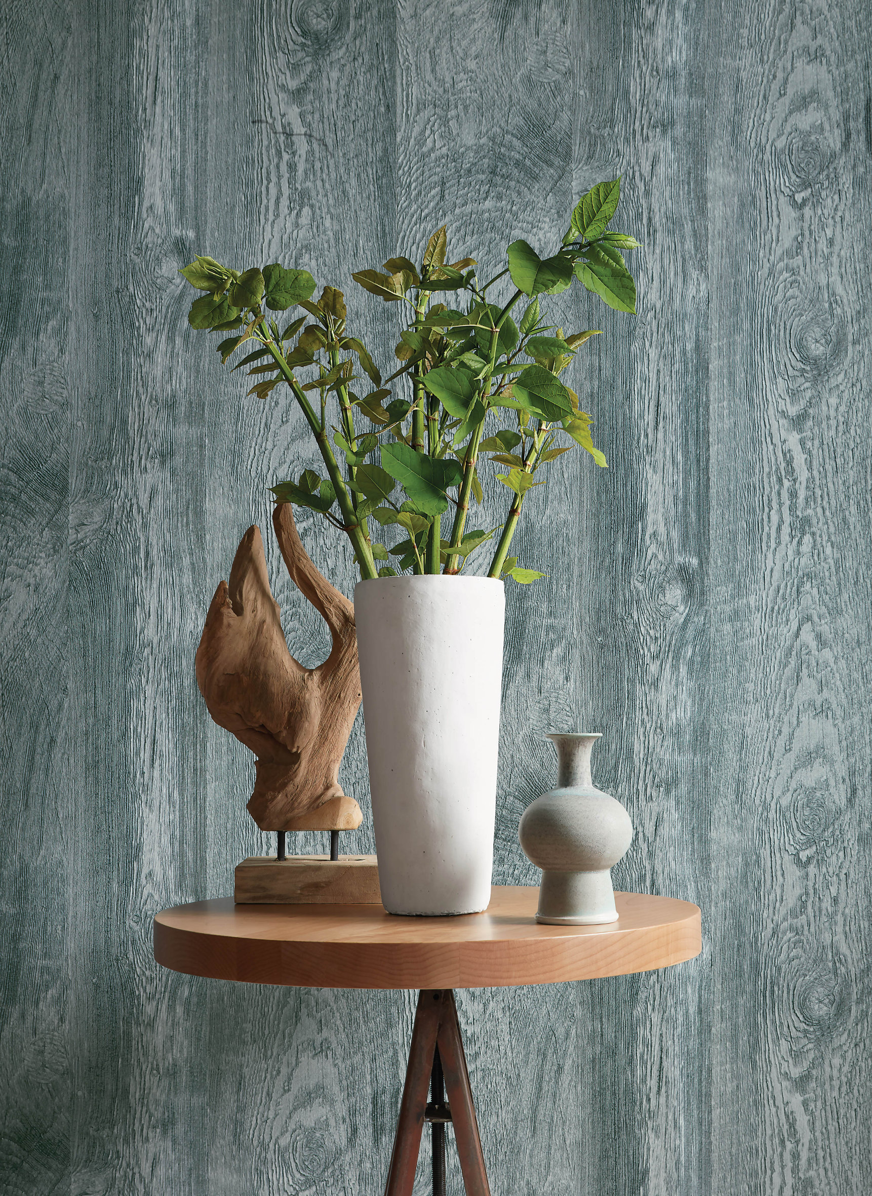 Ja visst er dette tapet! Men du må ta på veggen for å oppdage at det ikke er en beiset panelvegg. Dette er et vinyltapet som er merket «scrubbable», med en bølge og skrubb. Det er fra Thibeaut/INTAG.