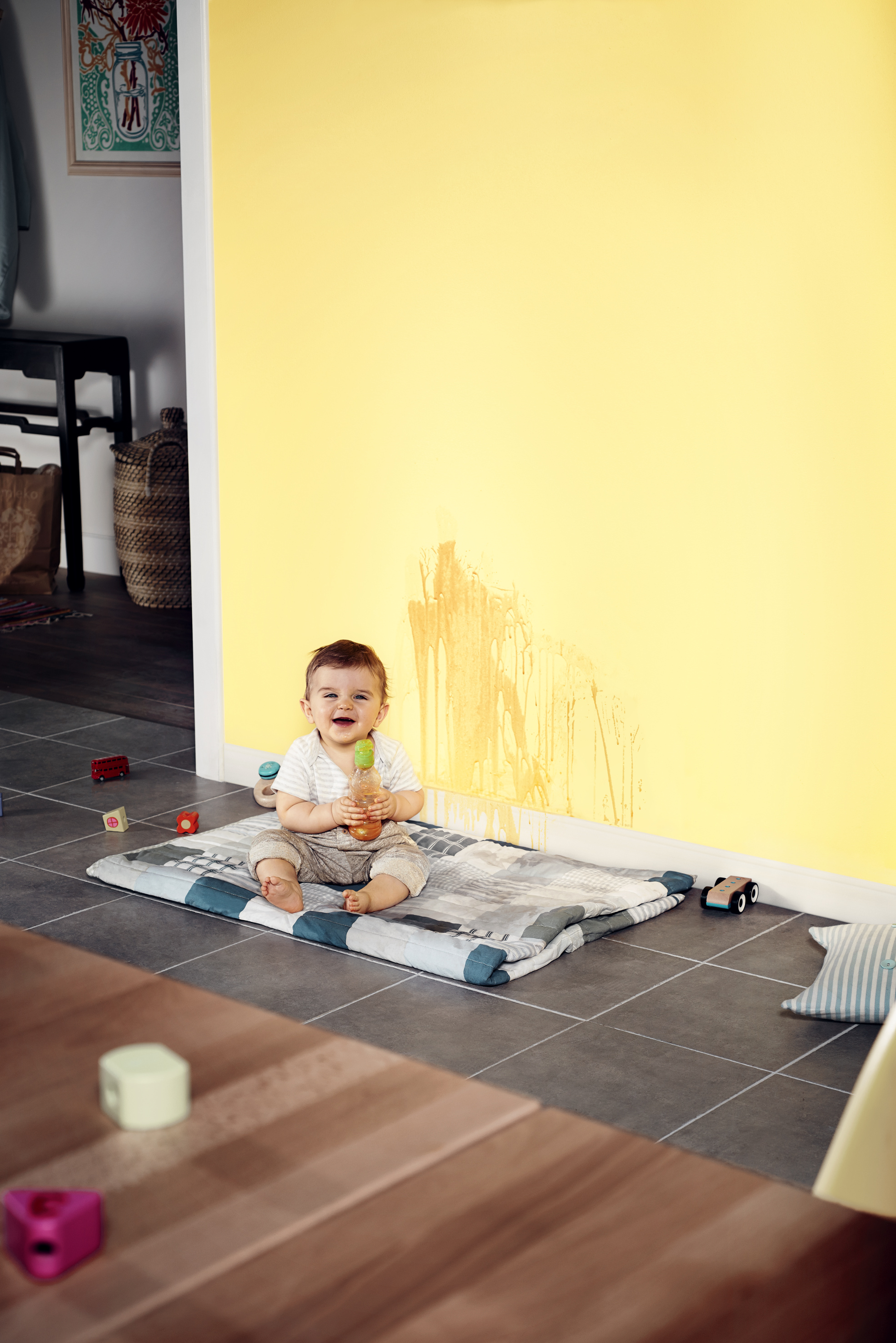 Skap et rom med ettergivende og herlige farger som tilrettelegger for både ro og kreativitet. Her er veggen malt med fargen Humble Buttercup. 