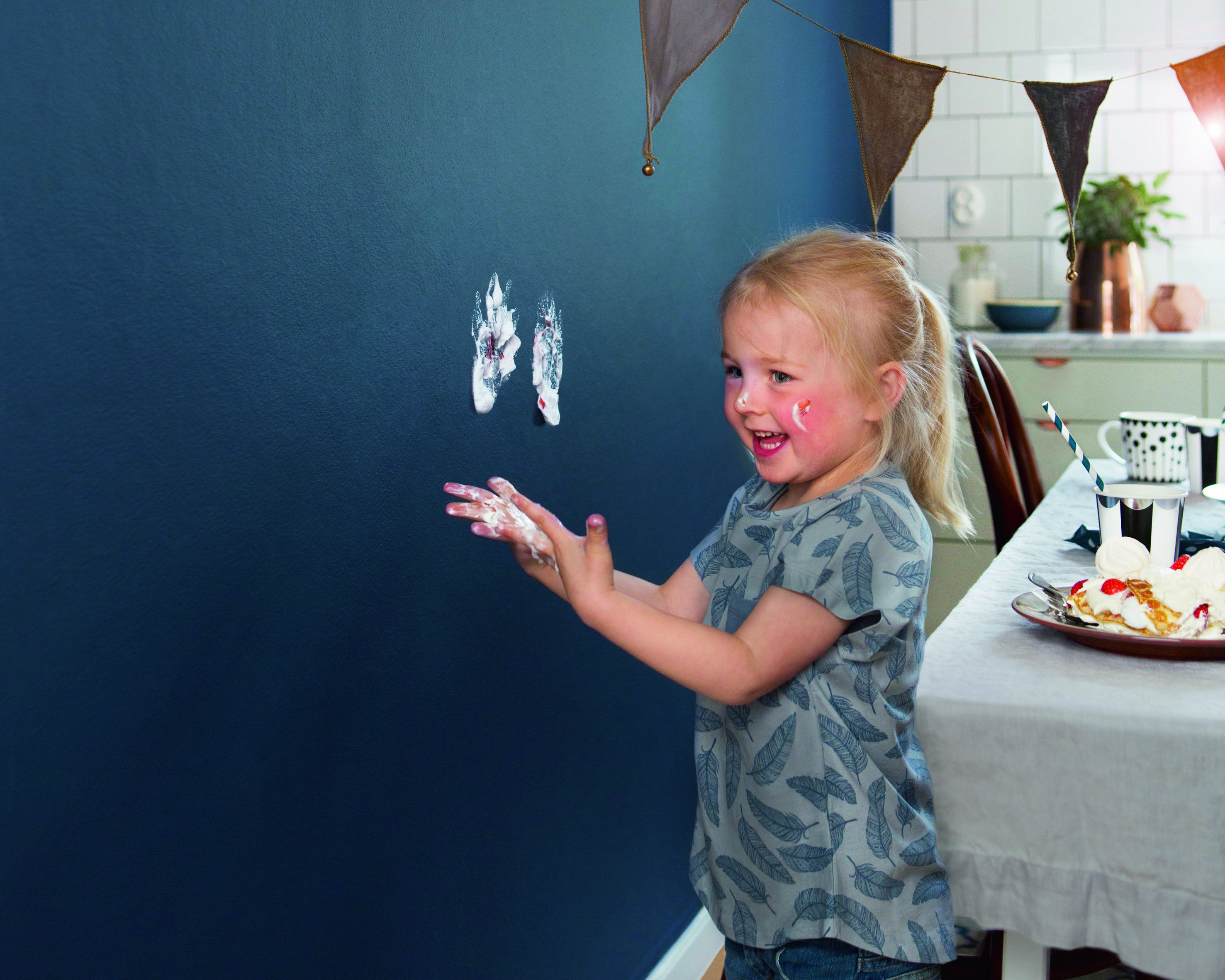 Myke pastelltoner eller trendy og varme kobbertoner skaper en vakker kontrast mot den dype blåfargen Moroccan Nights.