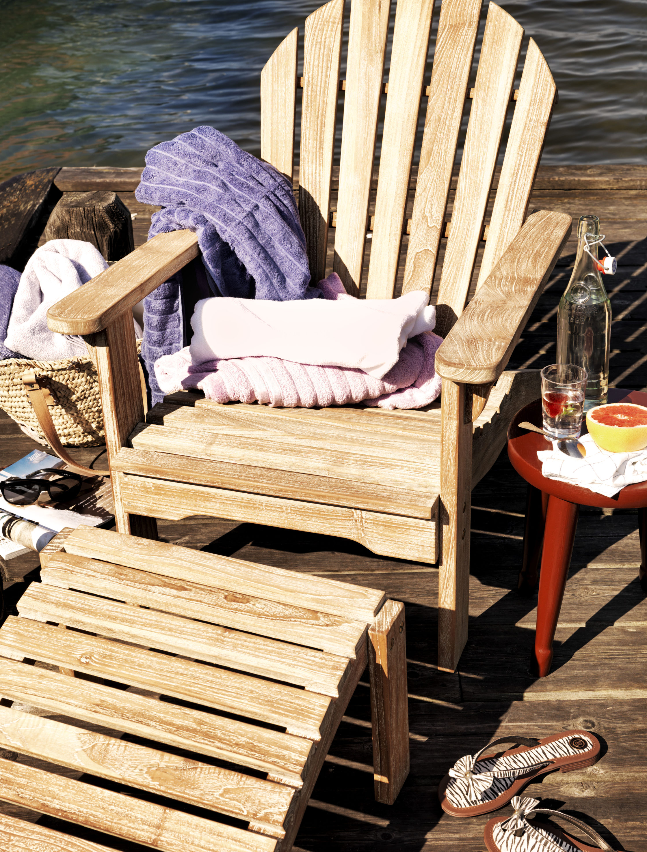 Beina på bord og stoler utsettes for ekstra hard påkjenning ved at de står på et fuktig underlag etter hvert regnskyll.