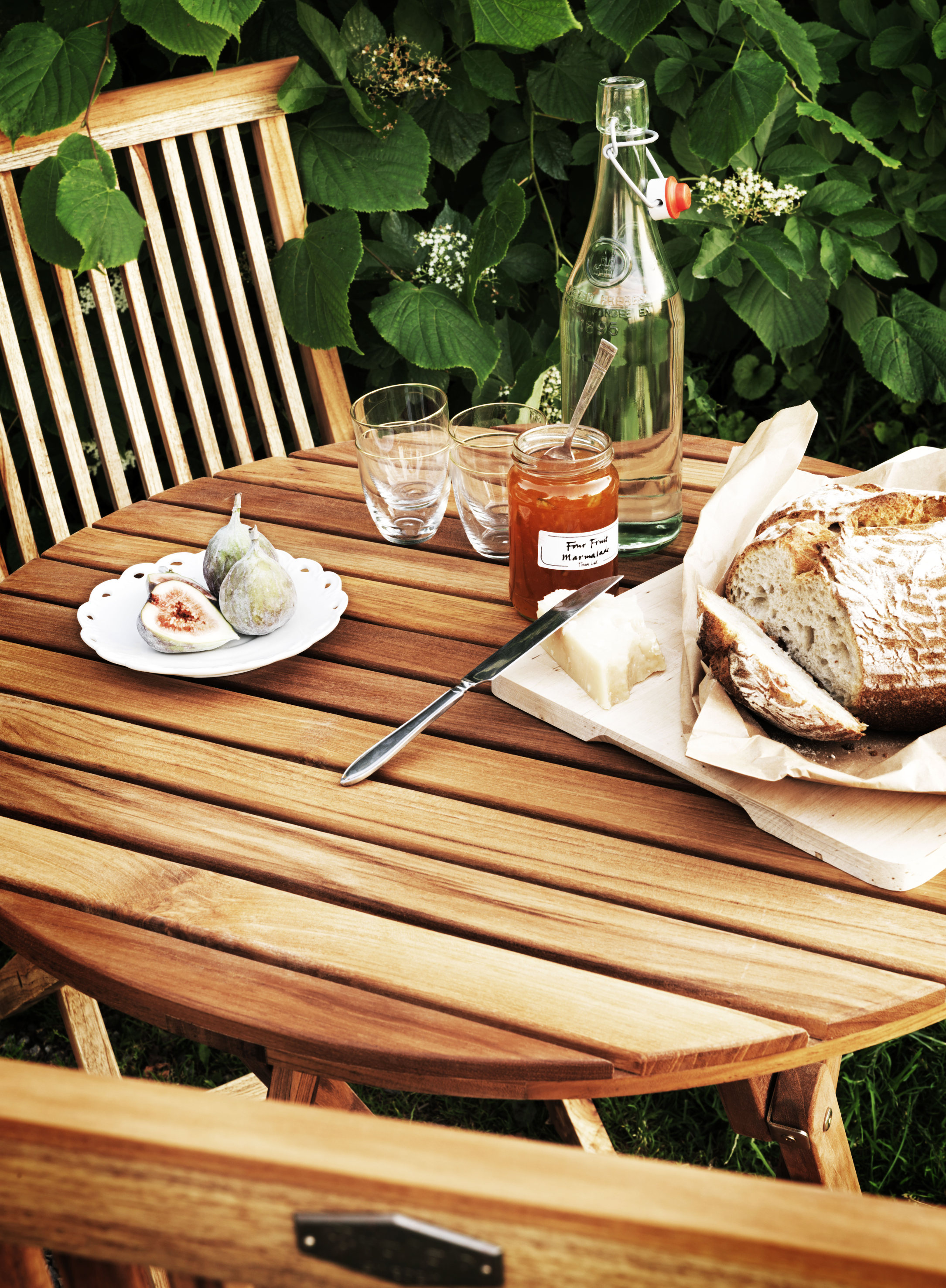 Det har ikke vært noen knallsommer værmessig, og treverk utendørs har sannsynligvis behov for litt ekstra omsorg.
