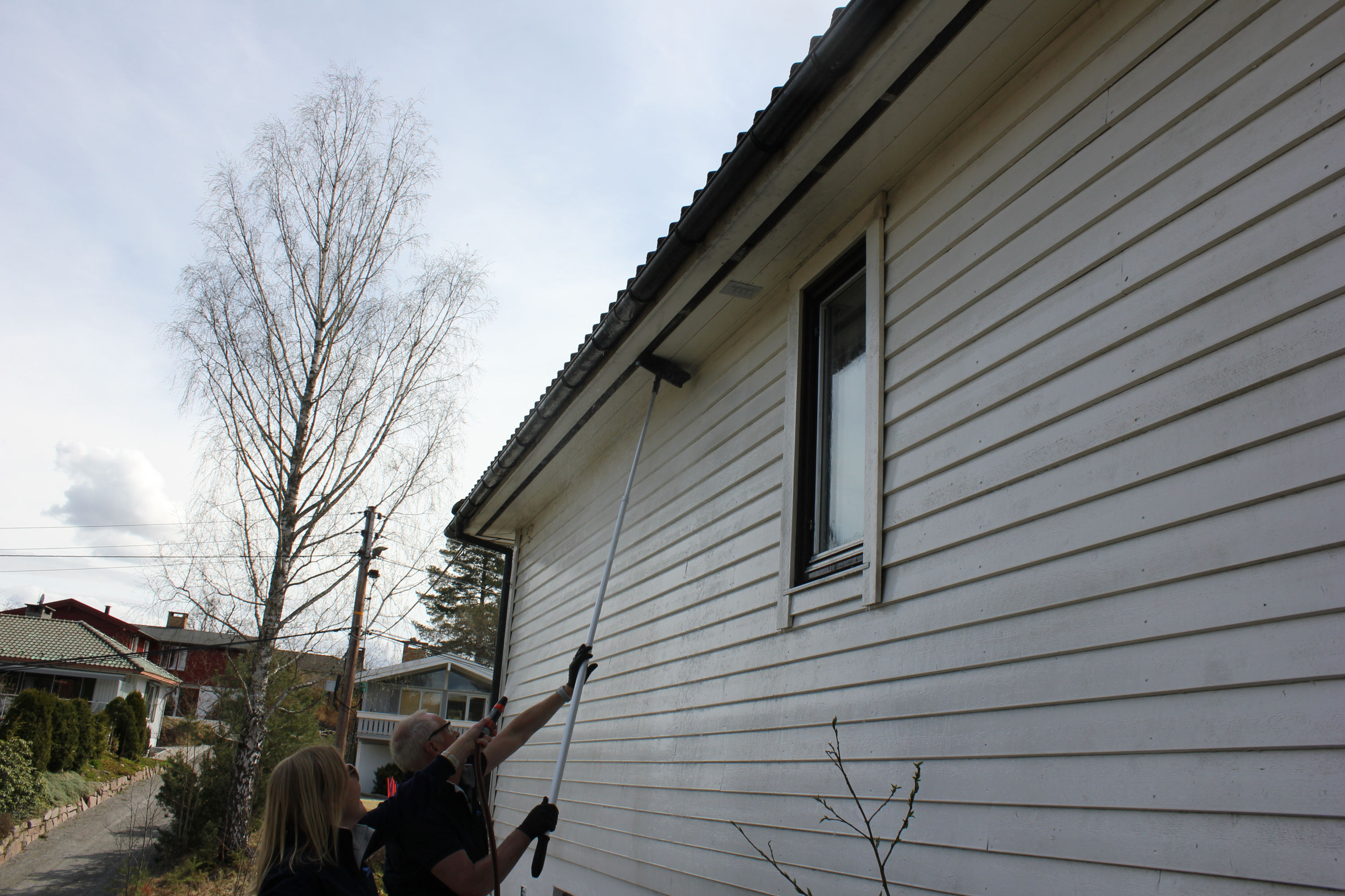 Helge og Inger vasker