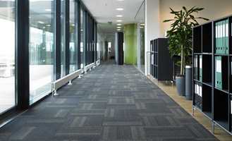 Med tidsriktige design, som i tillegg møter høye miljøkrav, vil disse teppeflisene finne seg til rette på mangt et kontor.   
