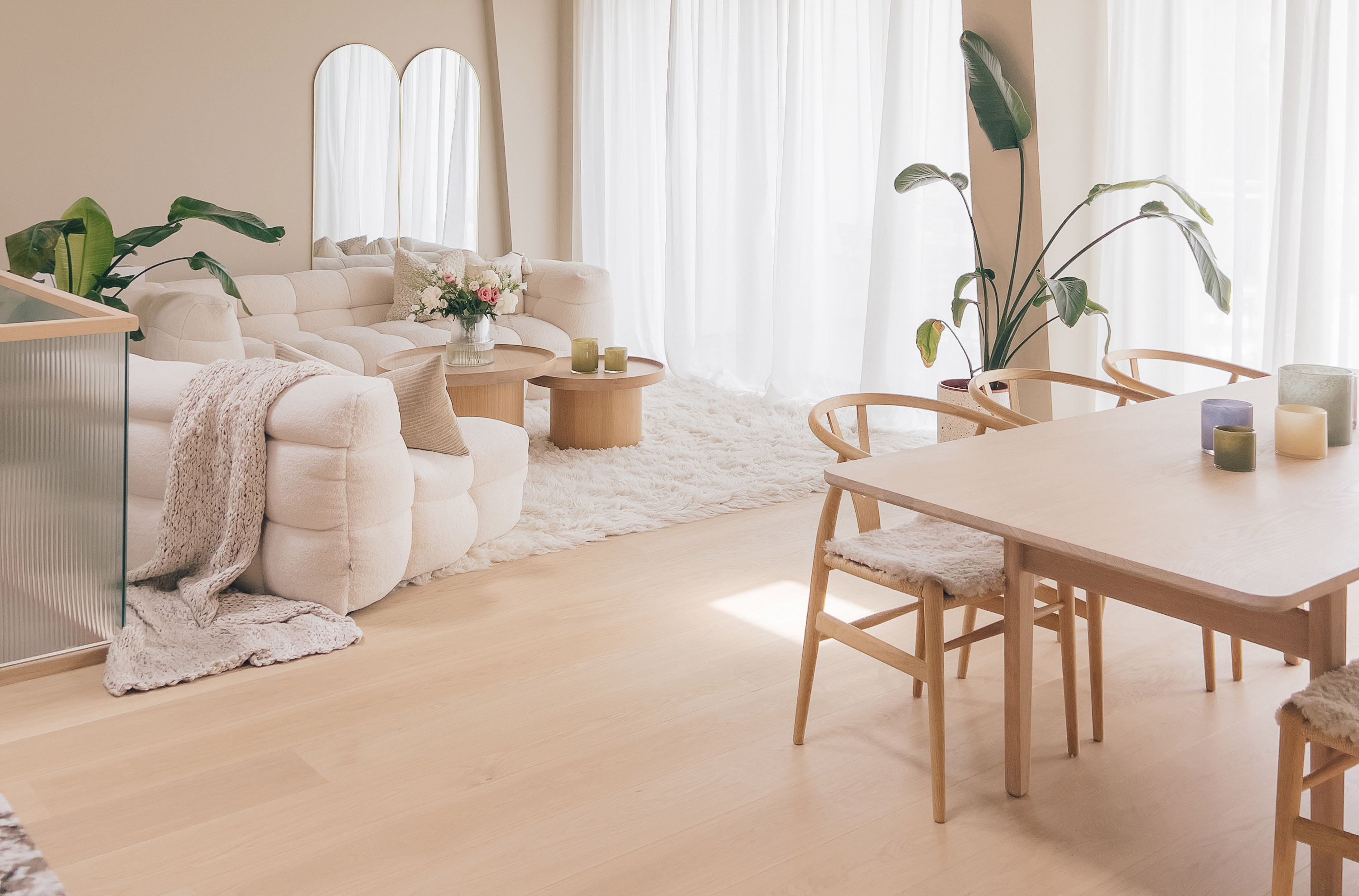 spisebord og hvit sofa 