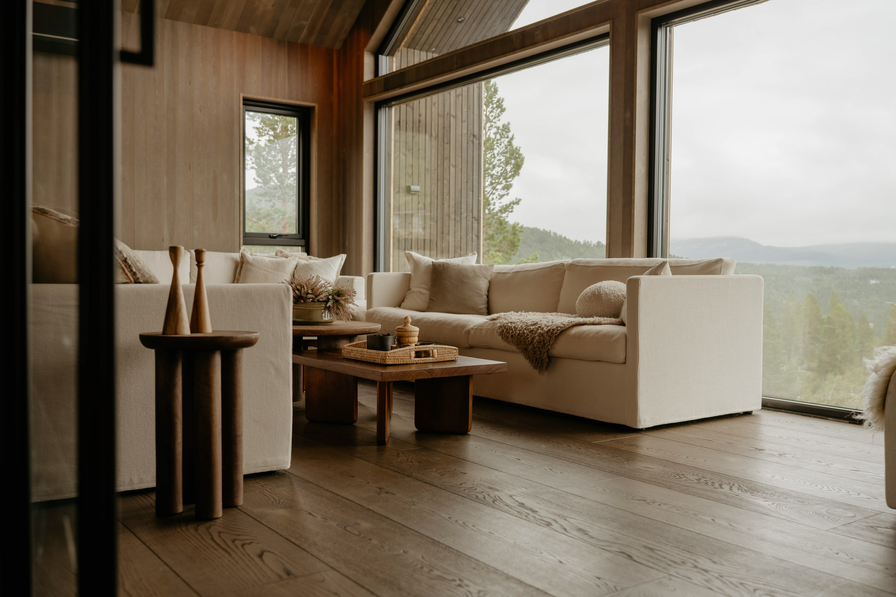 hvit sofa foran store vinduer