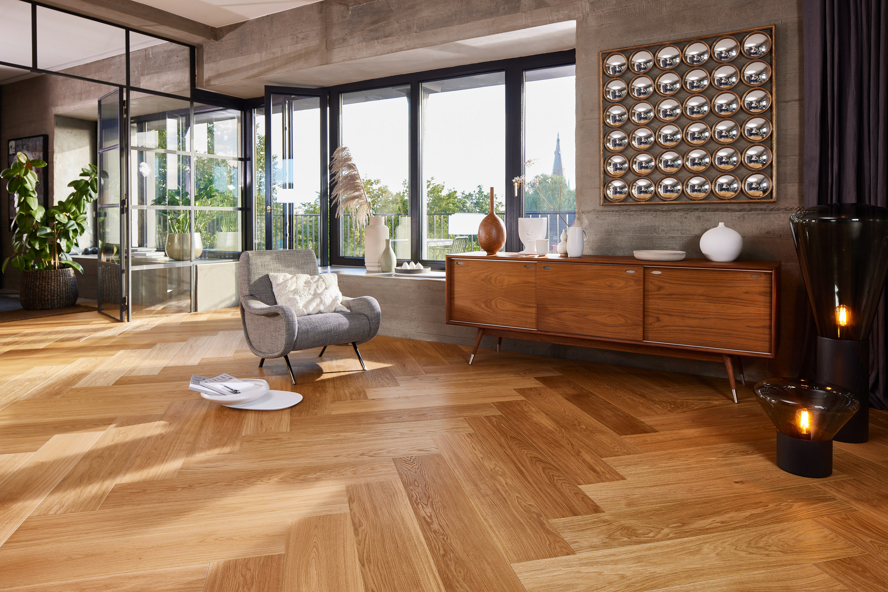 rom med sjenk og lenestol ved vindu