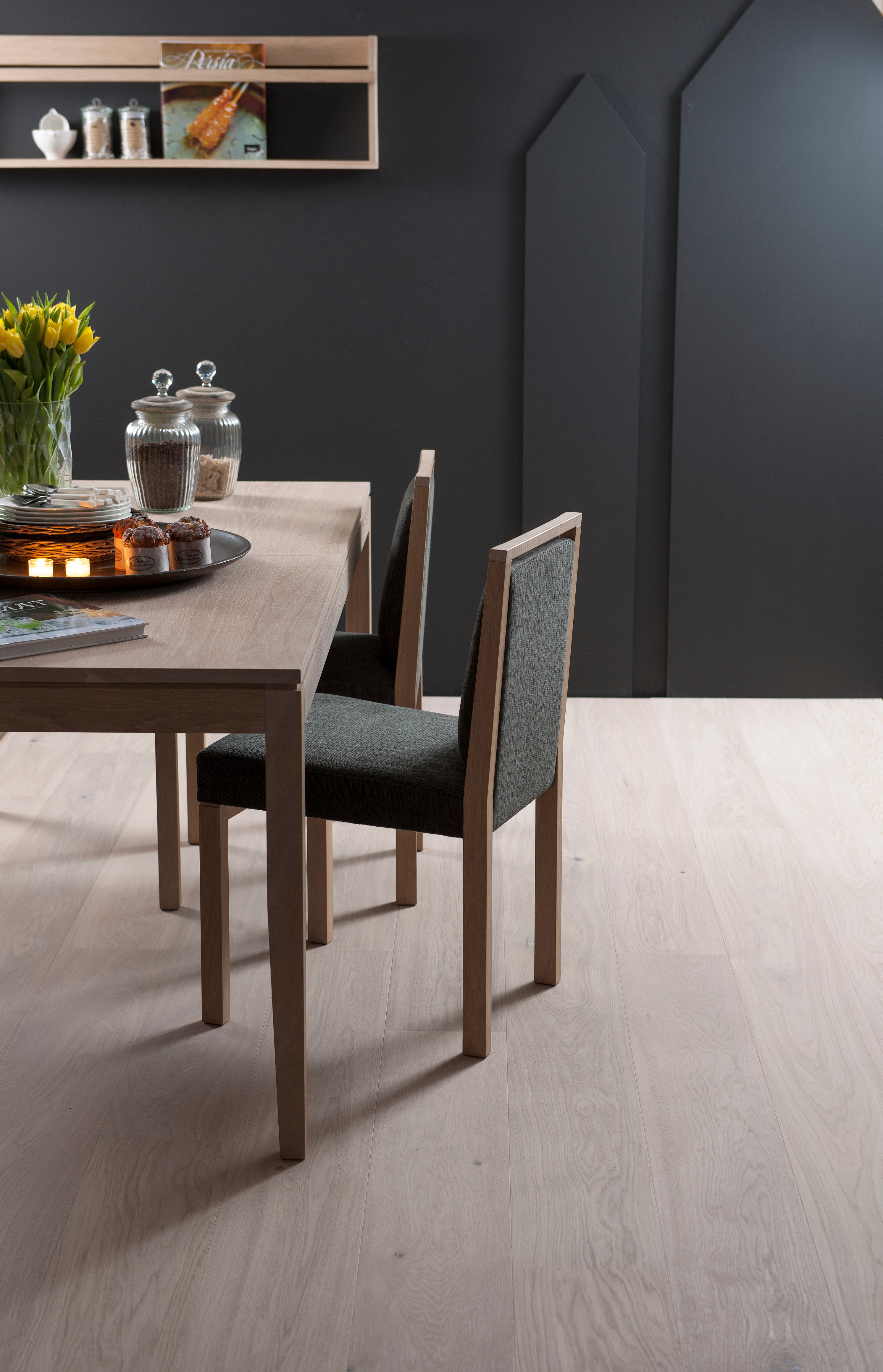 Dette gulvet er lutet og hvitoljet eik. Eik er et hardere treslag enn gran og furu og t&aring;ler derfor noe r&oslash;ffere bruk.