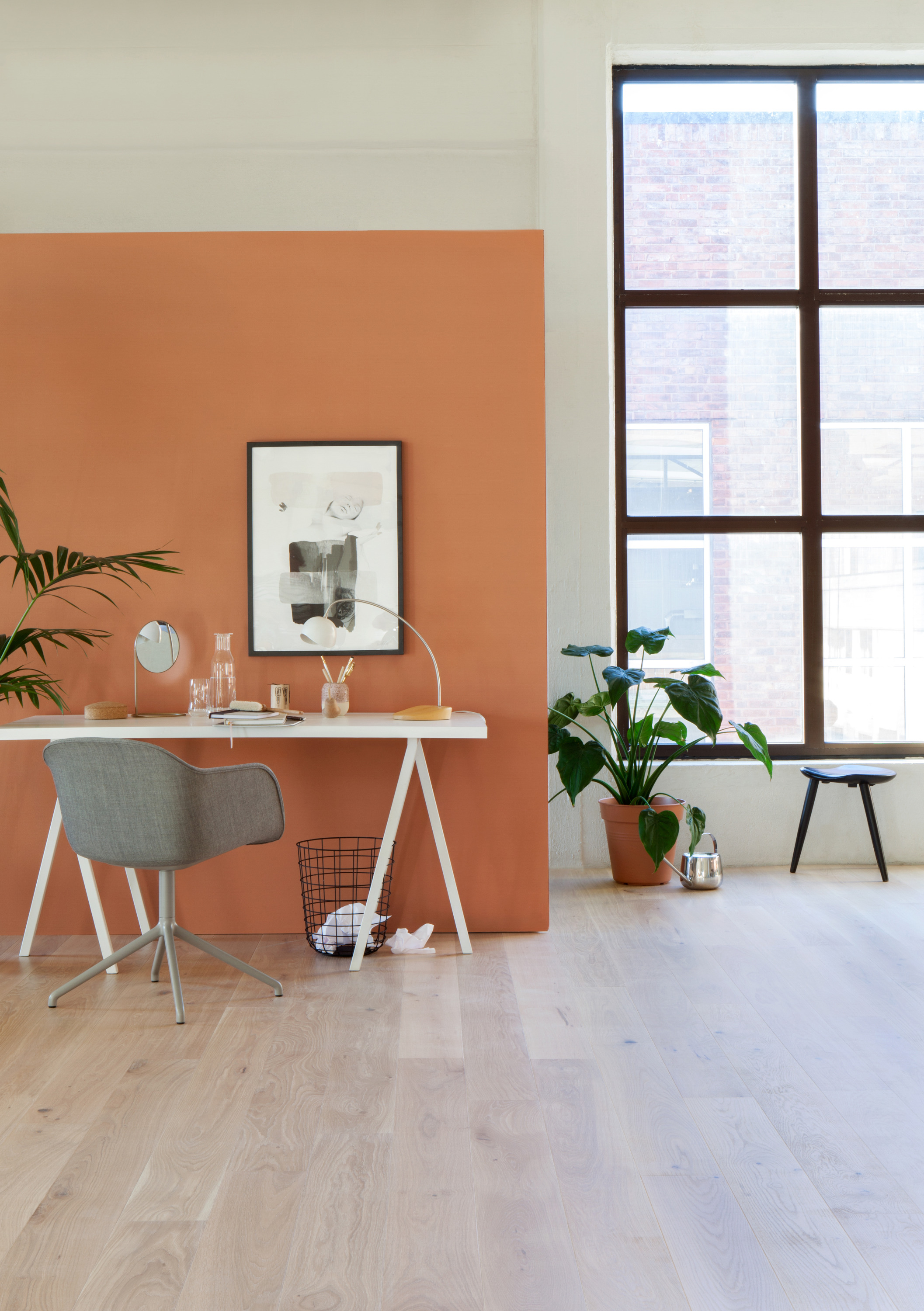 Gulv og veggfarge i god harmoni! Shade Eik Satin White Plank er lett &aring; kombinere med mange forskjellige farger.