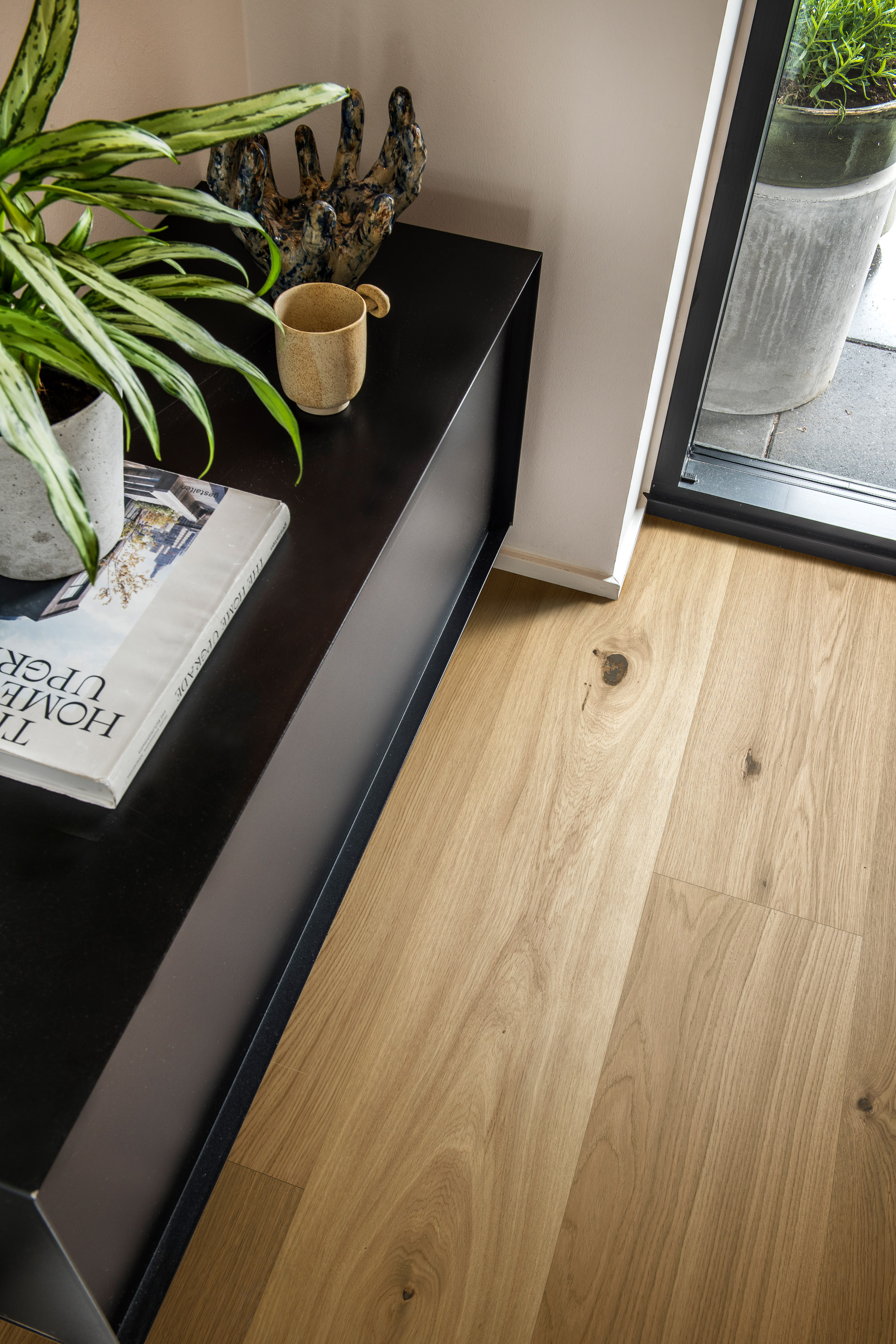 sort benk med plante