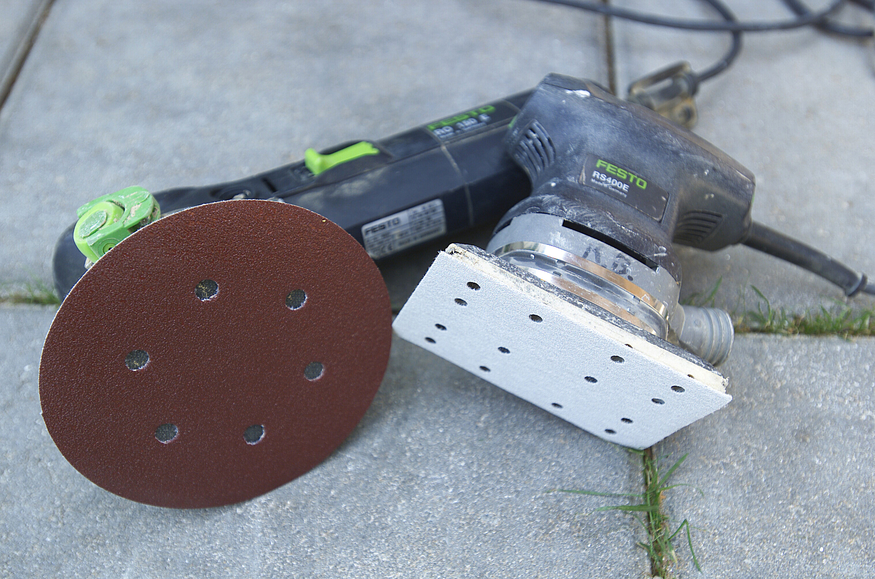 En rund eksentersliper og en kantsliper gjør slipejobben til en lek.