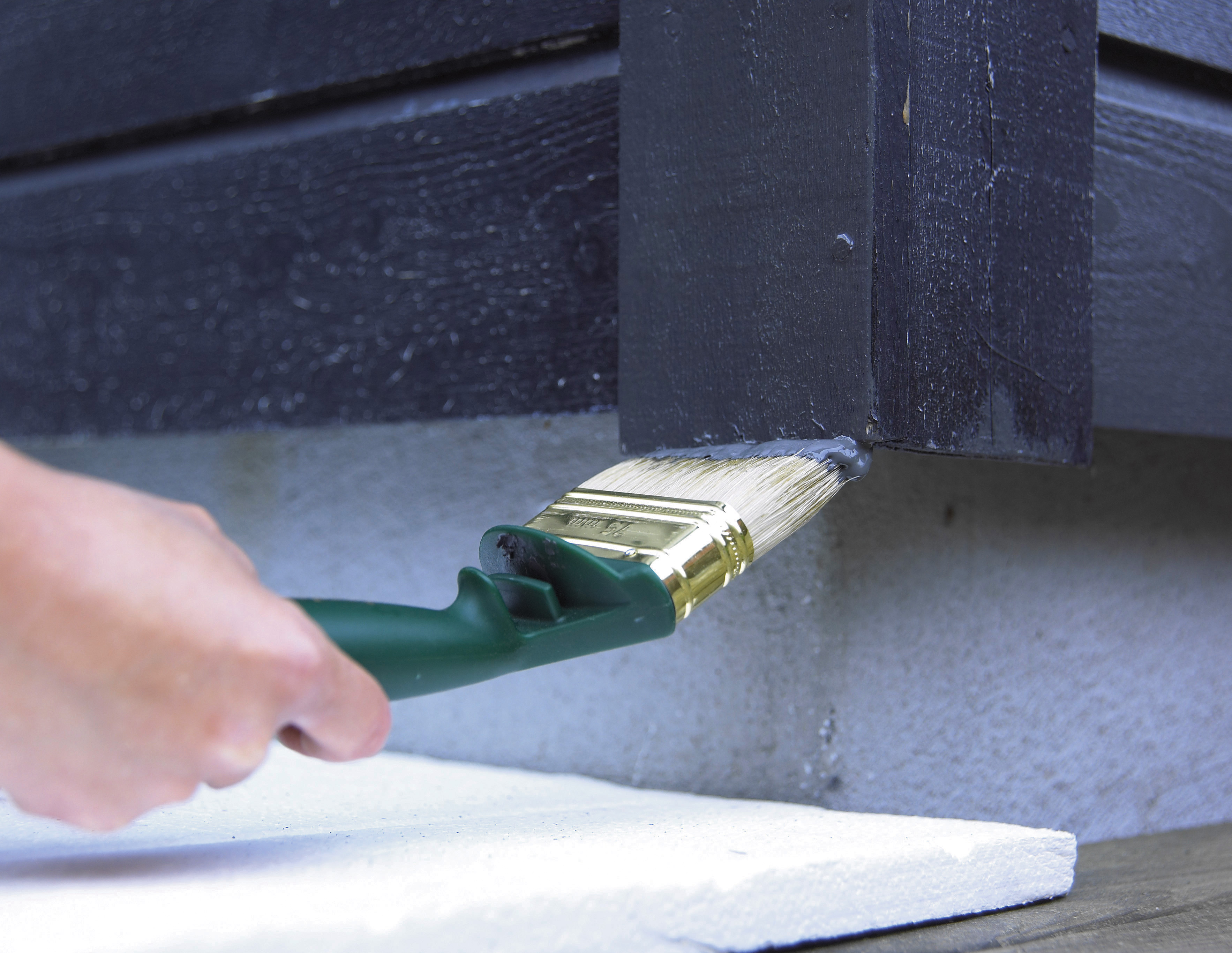 Endeveden på stående kledning mettes med tre strøk dekkbeis vått-i-vått.