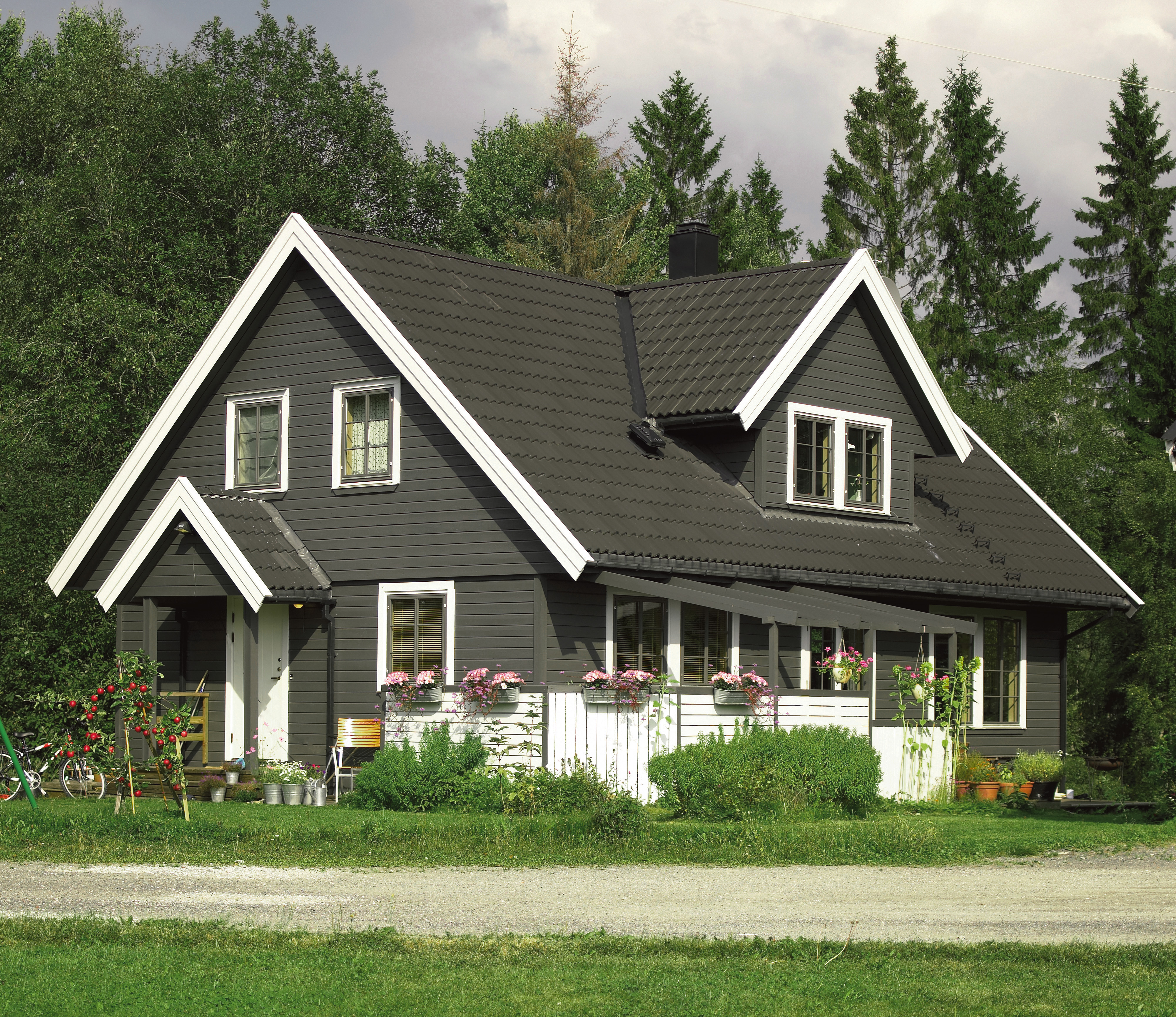 Dekkbeis kan man bruke på nytt treverk etter grunning og på et tidligere beiset underlag.