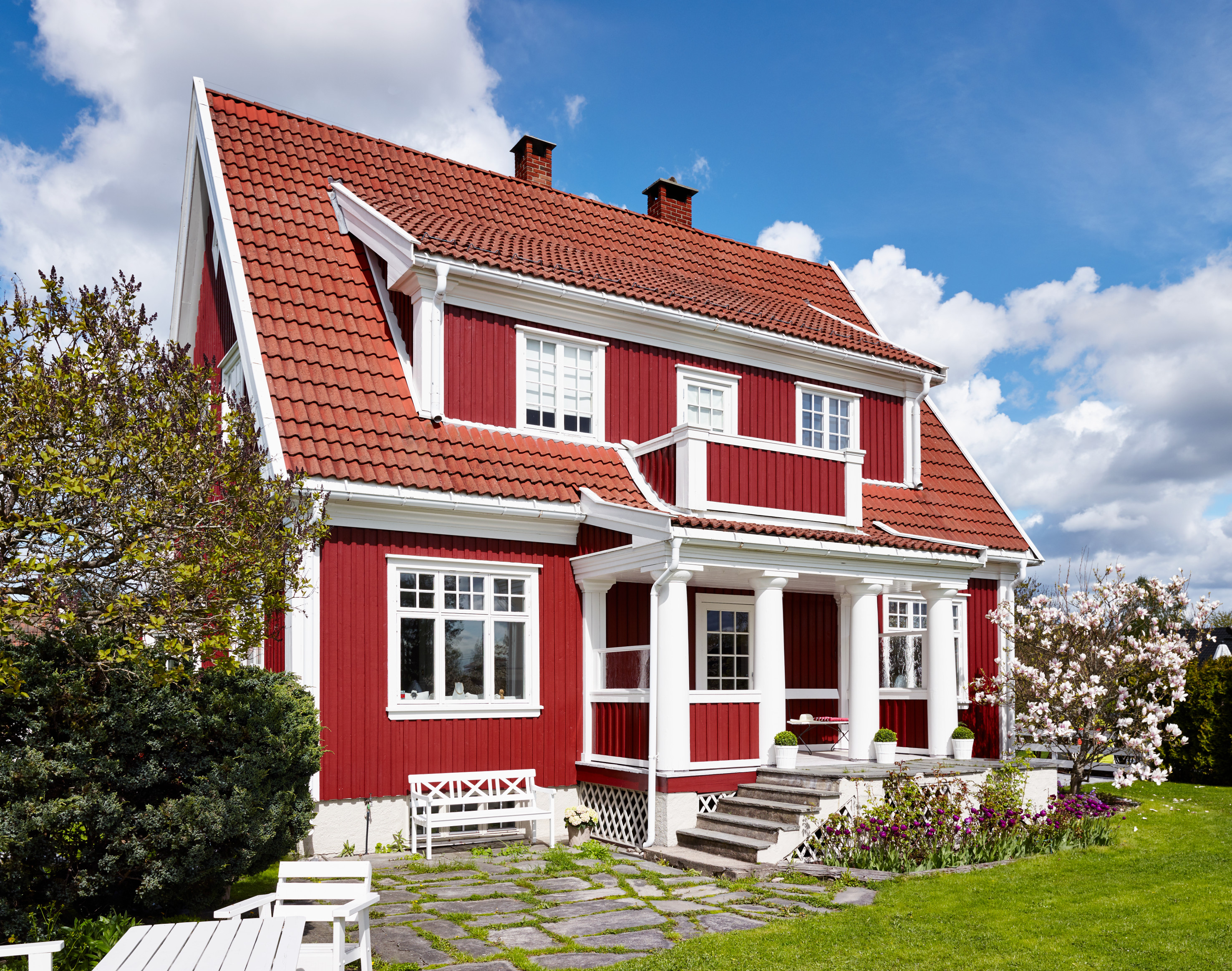 Fasadefargen kan hjelpe til med &aring; fremheve og forst&oslash;rre, eller kamuflere og forminske huset. Foto: Sveinung Br&aring;then/Fargerike