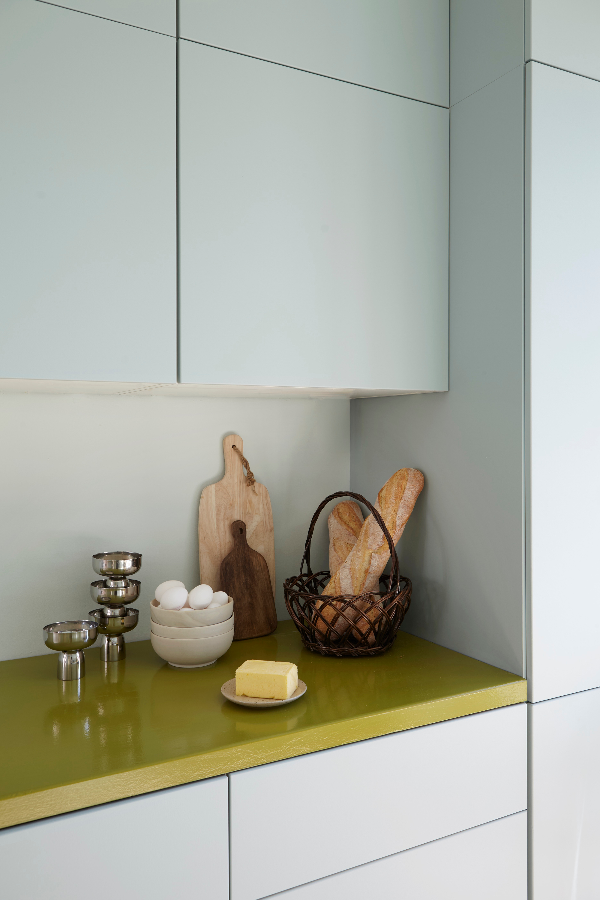 grønn benkeplate blått kjøkken