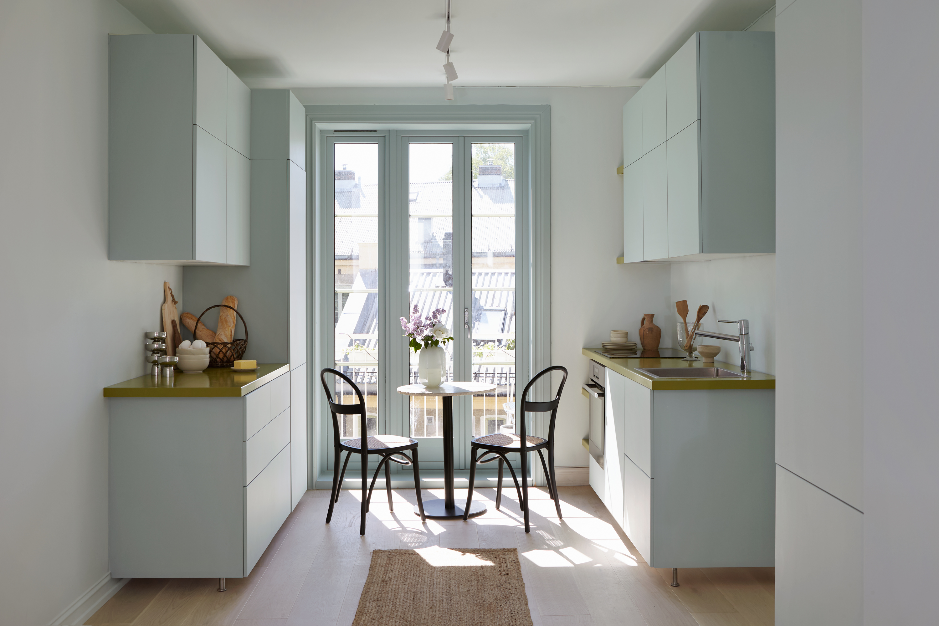 blått kjøkken vindu