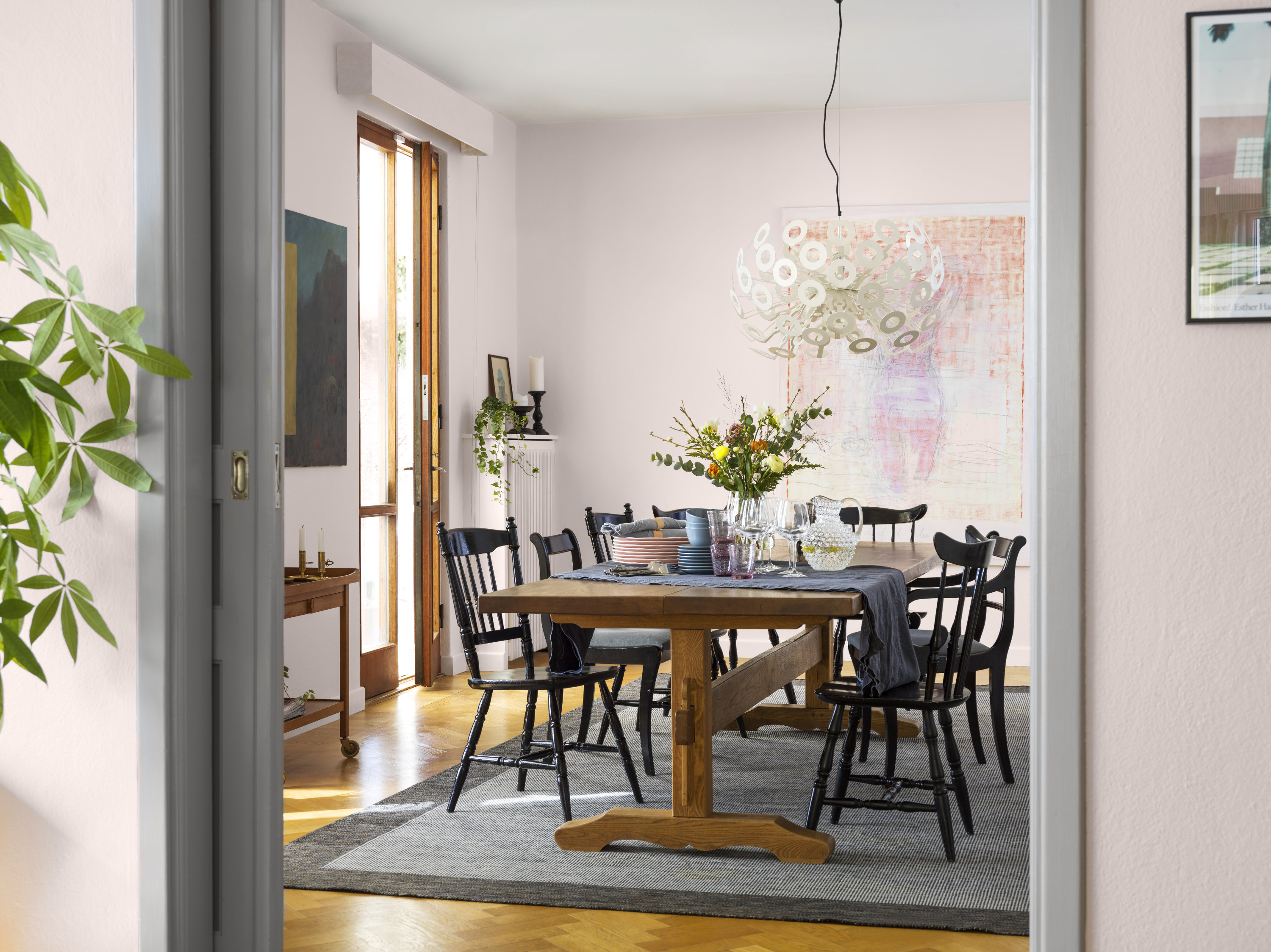 Med riktig kombinasjoner er rosa fint også i stuen. Her vegger i fargen Flor og dør i den grå Tornado