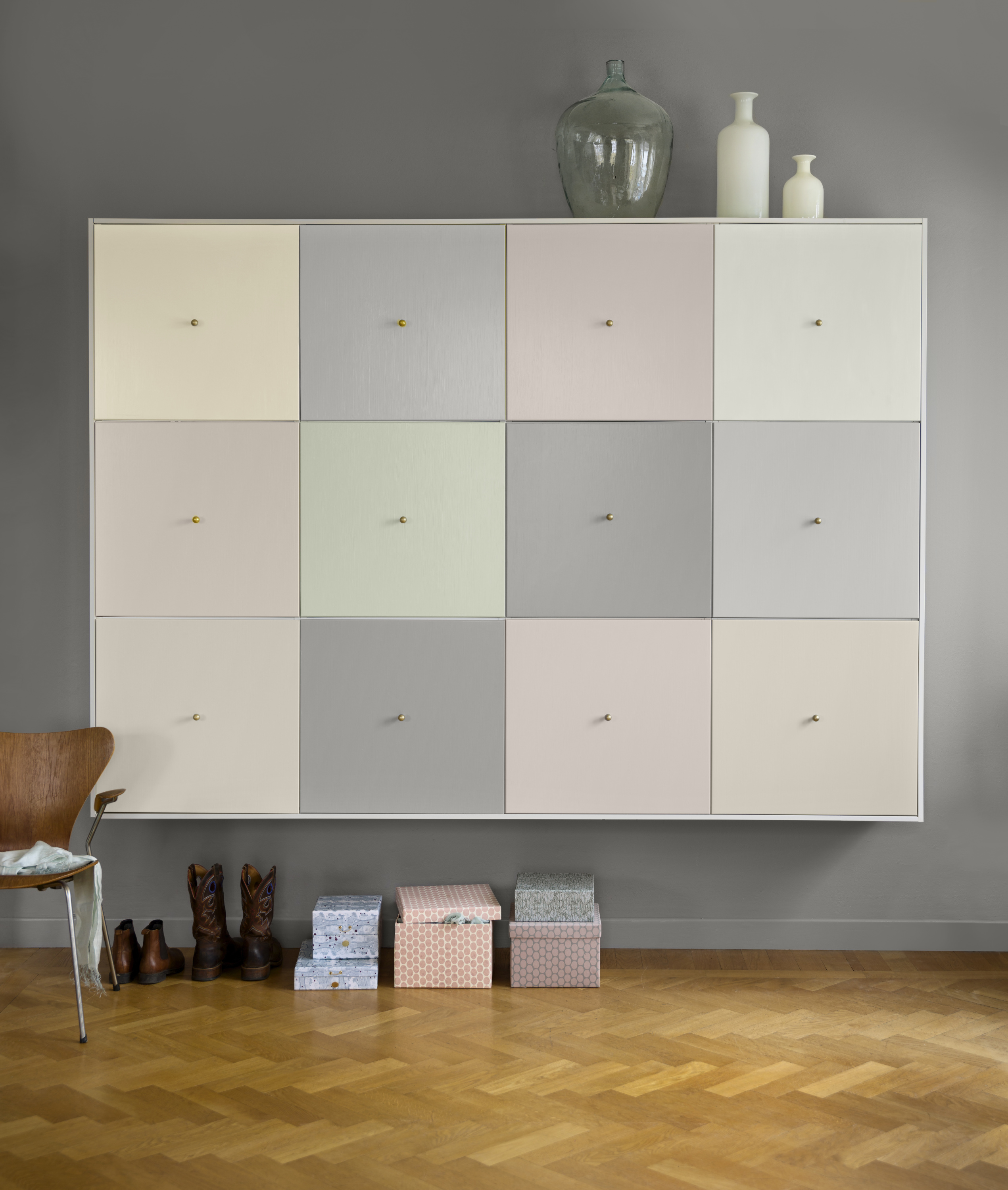 Et par skapdører, vegg og lister er malt i fargen Tornado. Til skapdørene er det også brukt Lemonad, Havstulpan, Romans Keramik og Snäckskal.