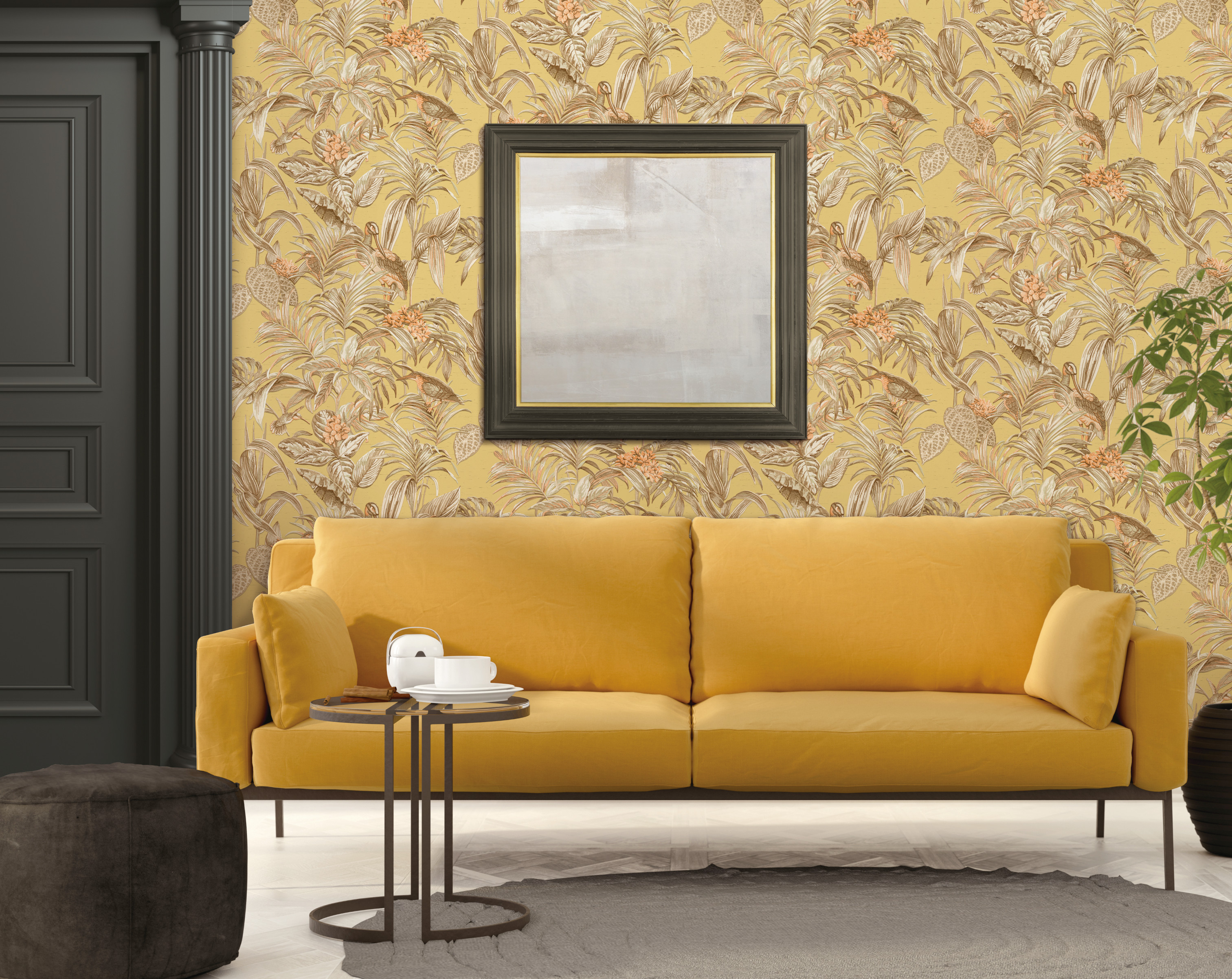 Gult tapet med eksotiske fugler og planter