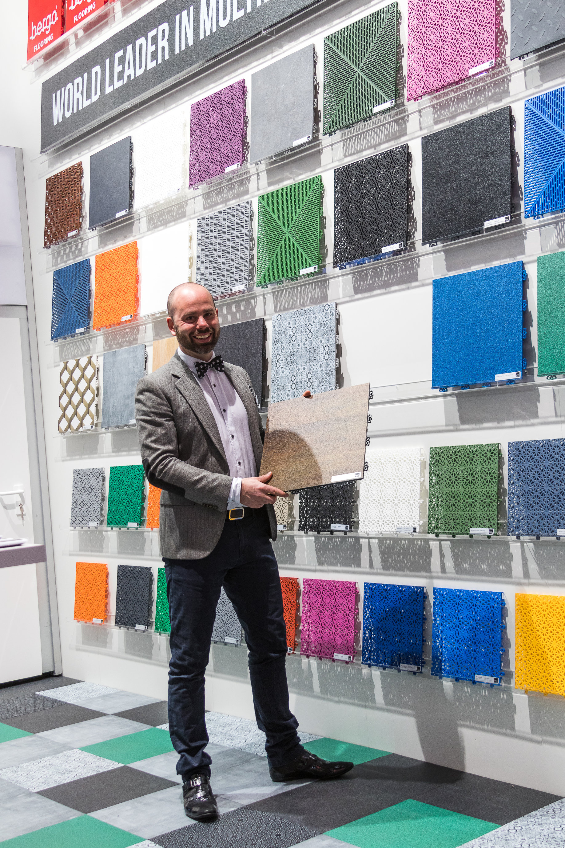 FARGERIK: Emil Lindèn fra Bergo Concept mener naturens egne farger kommer til å dominere gulvene fremover. – Våre smarte plastfliser kan fås i absolutt alle farger, sier han. 