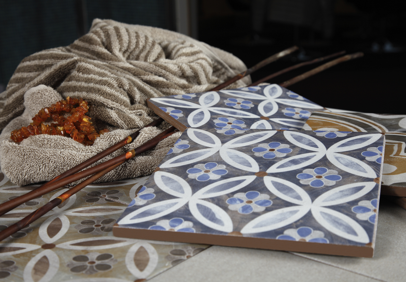 KOMBINASJON: Fliser på gulvet og i dusjnisjen er en fin kombinasjon til malte vegger. Det lønner seg å finne flisene først, for malingen kan blandes i mange farger. (Foto: Golvabia)