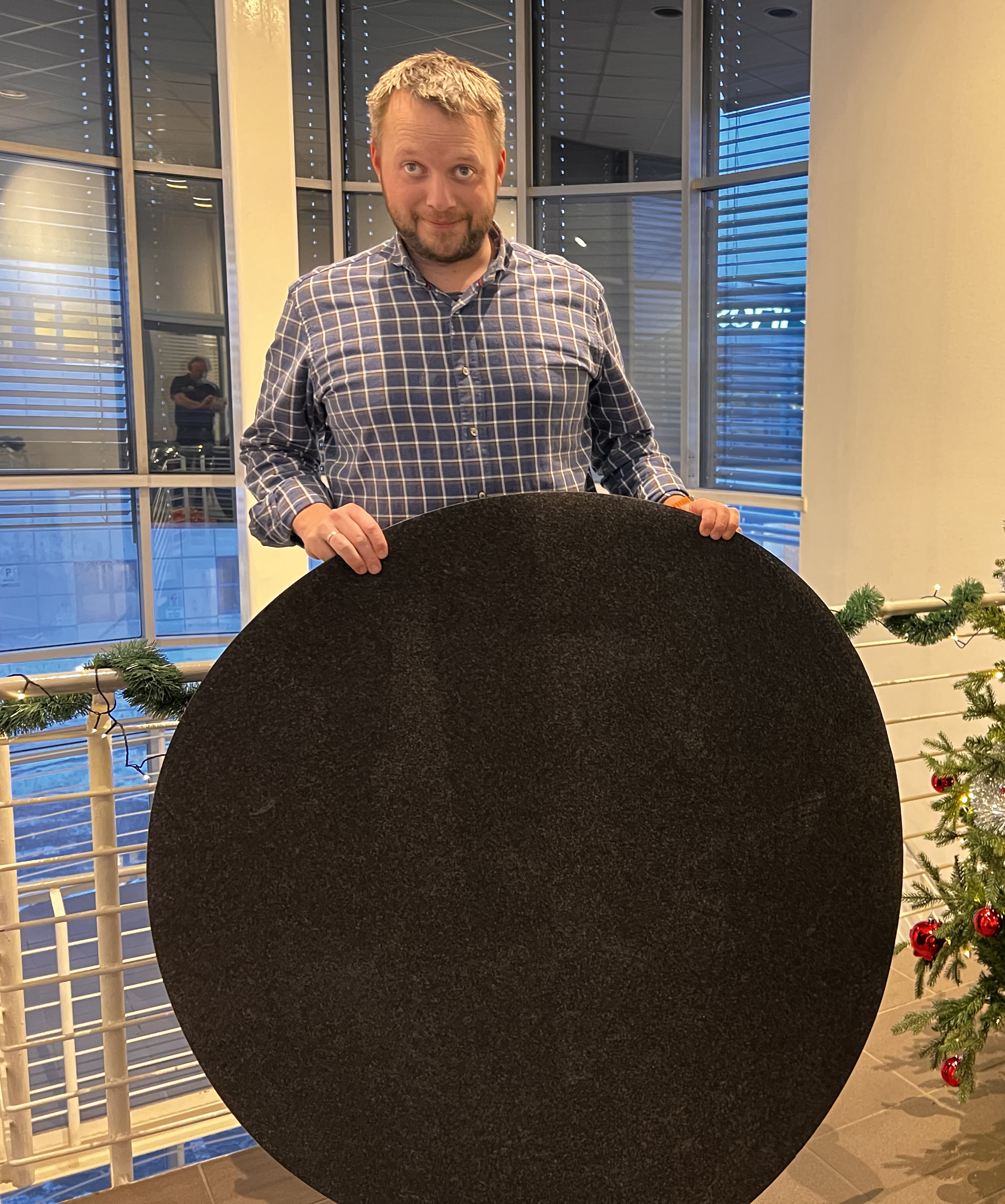 Kristoffer Amundsen, Duri Fagprofil poserer med en vann- og brannsikker matte.