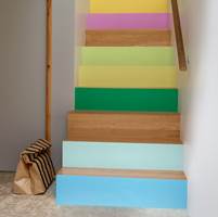 FARGESKALA Det blir nok aldri kjedelig å gå opp denne trappen, som har malte opptrinn. Den gir farge nok til hele rommet, og vegger og gulv er derfor holdt i mer nøytrale kulører, slik at trappen får mest oppmerksomhet. (Foto: Nordsjö)