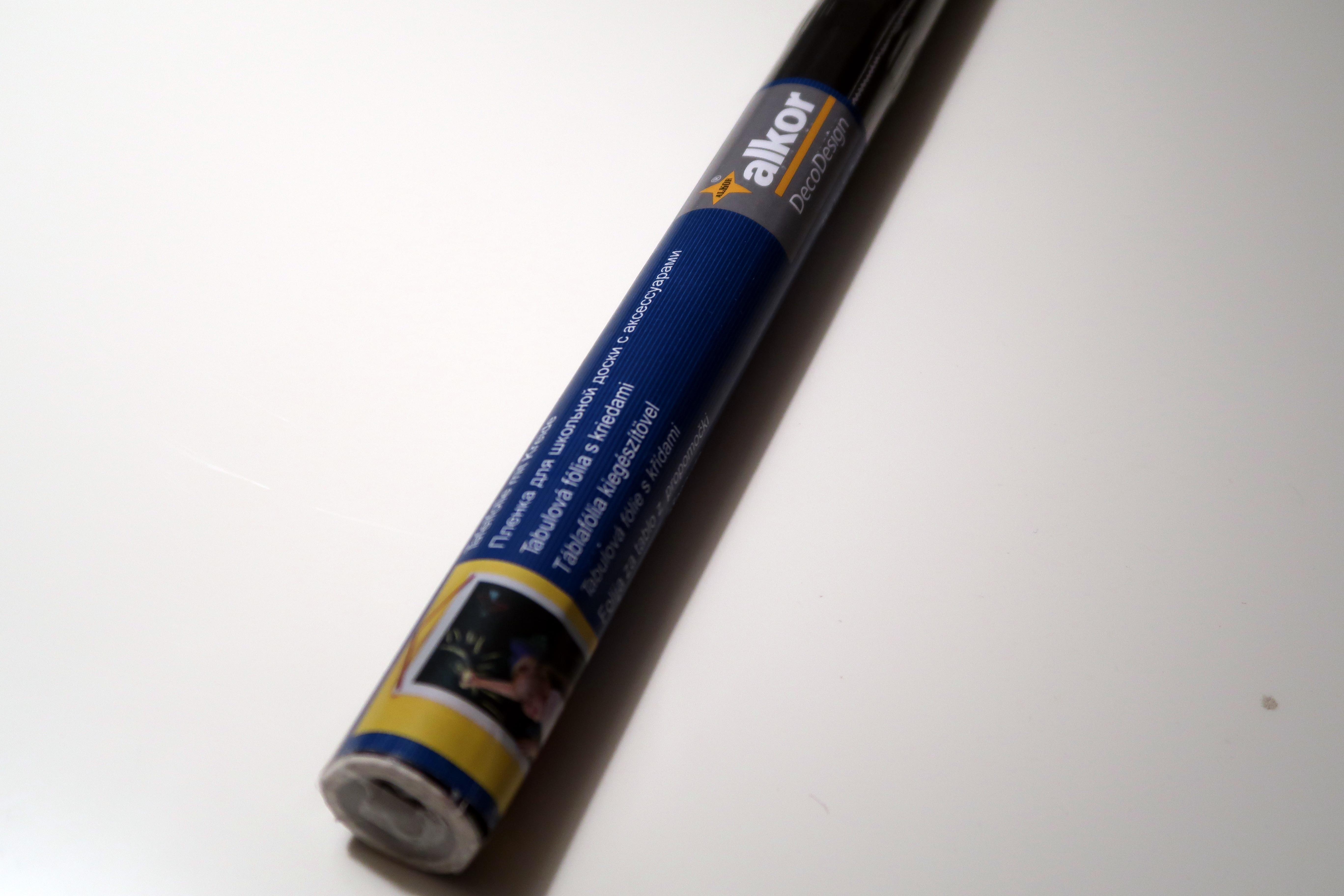 RULL: Det er ikke mye du trenger for å få en tavle på skapdøren.