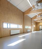 TRE OG VINYL: Galleriet over gymsalen er romslig og luftig, på gulvet er det lagt et 2 mm homogent vinylgulv, det samme som i trapper og klasserom.